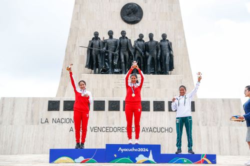 Jovana de la Cruz y Gladys Tejada reciben las medallas de oro y plata a las faldas de El Santuario Histórico de la Pampa de la Quinua