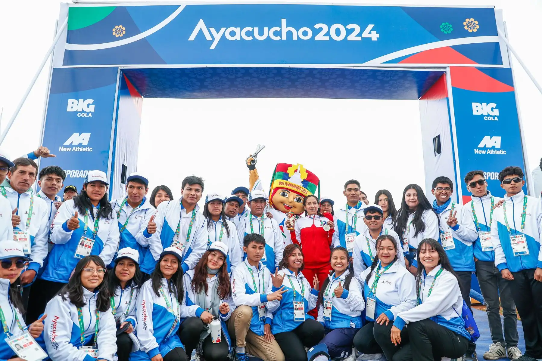 Ceremonia oficial de premiacion a las atletas peruanas Jovana de la Cruz y Gladys Tejeda, quienes consiguieron las medallas de oro y plata respectivamente en la carrera cross country femenina de 8km de los Juegos Bolivarianos Bicentenario Ayacucho 2024, que se realizó en la Pampa de la Quinua. Foto: ANDINA/Daniel Bracamonte