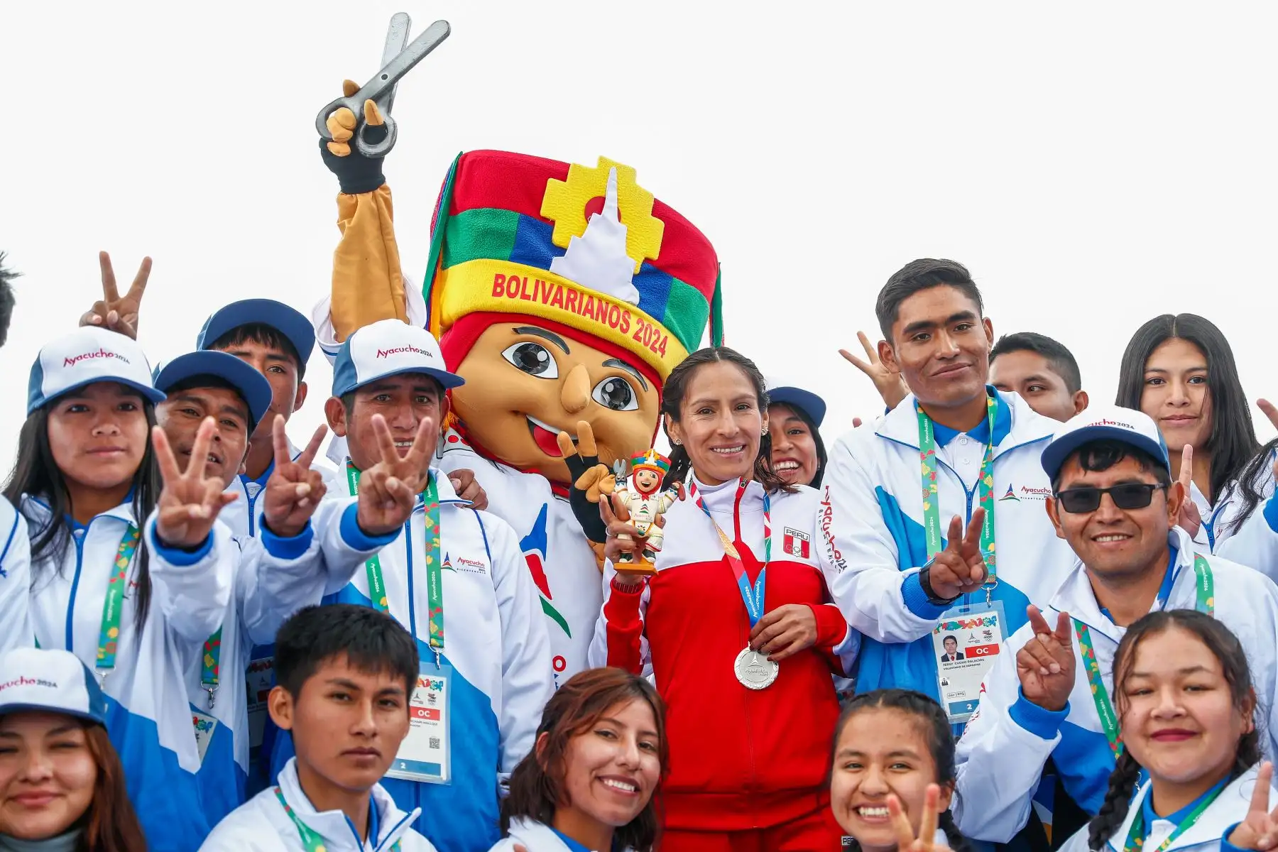 Ceremonia oficial de premiacion a las atletas peruanas Jovana de la Cruz y Gladys Tejeda, quienes consiguieron las medallas de oro y plata respectivamente en la carrera cross country femenina de 8km de los Juegos Bolivarianos Bicentenario Ayacucho 2024, que se realizó en la Pampa de la Quinua. Foto: ANDINA/Daniel Bracamonte