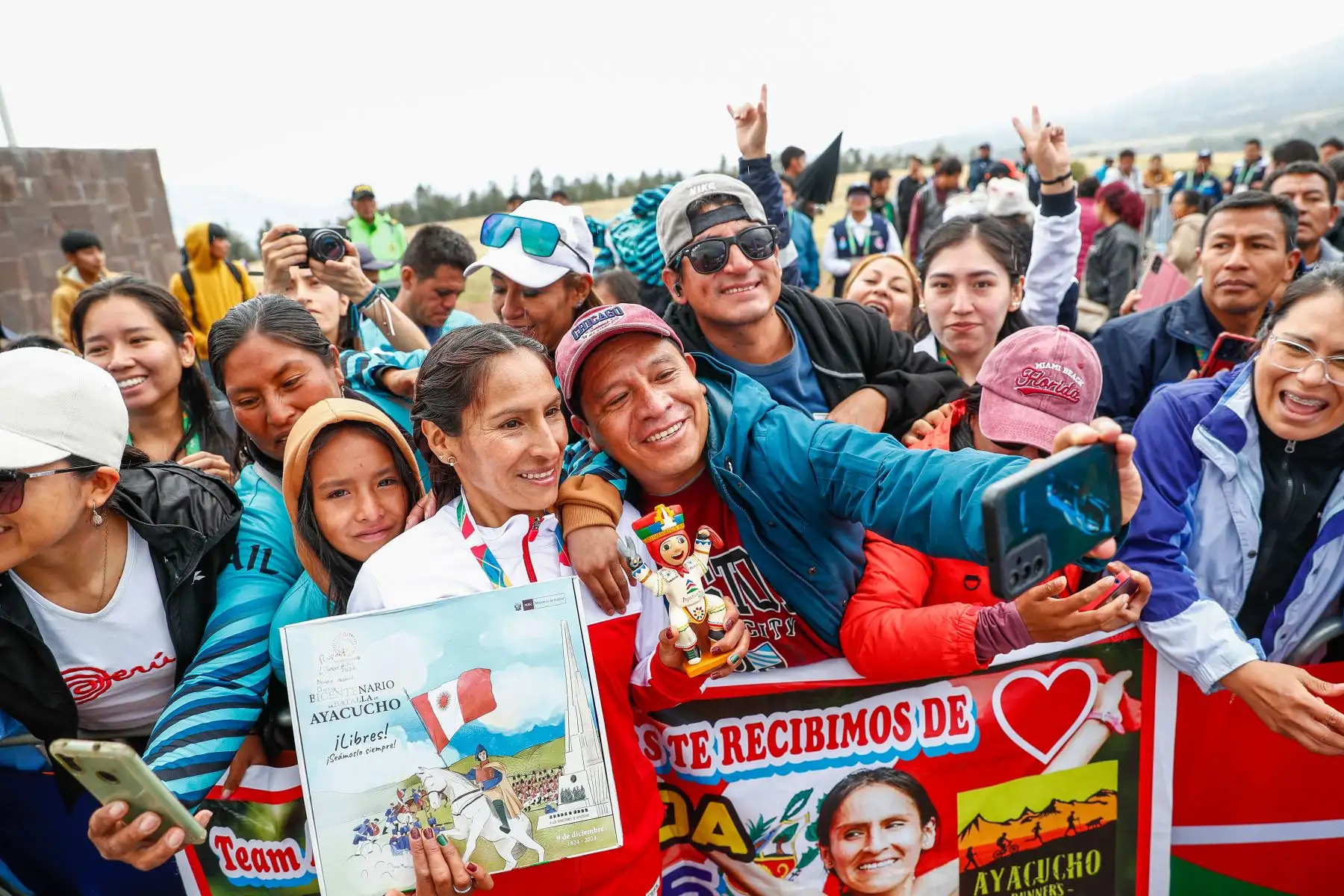 Ceremonia oficial de premiacion a las atletas peruanas Jovana de la Cruz y Gladys Tejeda, quienes consiguieron las medallas de oro y plata respectivamente en la carrera cross country femenina de 8km de los Juegos Bolivarianos Bicentenario Ayacucho 2024, que se realizó en la Pampa de Ayacucho. Foto: ANDINA/Daniel Bracamonte