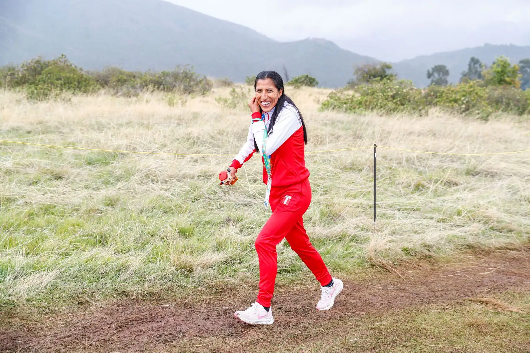 Ceremonia oficial de premiacion a las atletas peruanas Jovana de la Cruz y Gladys Tejeda, quienes consiguieron las medallas de oro y plata respectivamente en la carrera cross country femenina de 8km de los Juegos Bolivarianos Bicentenario Ayacucho 2024, que se realizó en la Pampa de Ayacucho. Foto: ANDINA/Daniel Bracamonte
