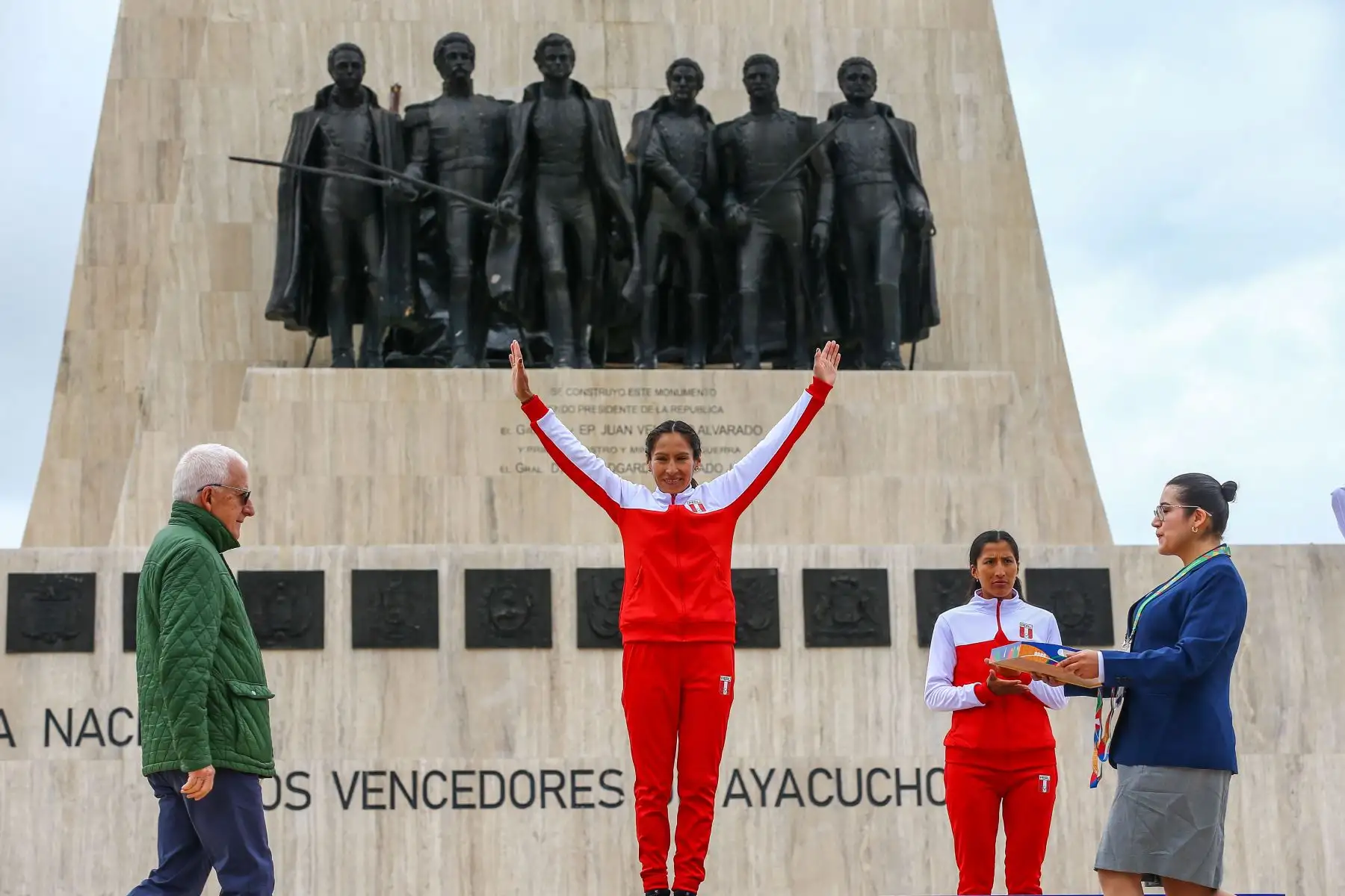 Ceremonia oficial de premiacion a las atletas peruanas Jovana de la Cruz y Gladys Tejeda, quienes consiguieron las medallas de oro y plata respectivamente en la carrera cross country femenina de 8km de los Juegos Bolivarianos Bicentenario Ayacucho 2024, que se realizó en la Pampa de la Quinua. Foto: ANDINA/Eddy Ramos