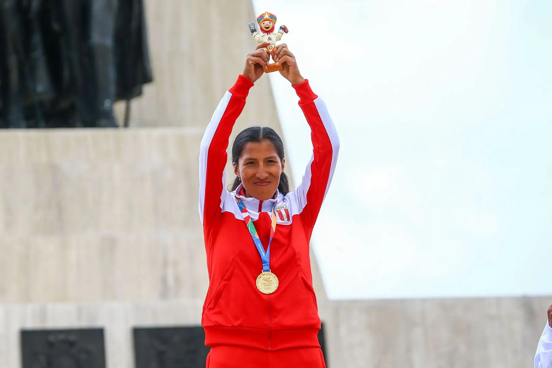Ceremonia oficial de premiacion a las atletas peruanas Jovana de la Cruz y Gladys Tejeda, quienes consiguieron las medallas de oro y plata respectivamente en la carrera cross country femenina de 8km de los Juegos Bolivarianos Bicentenario Ayacucho 2024, que se realizó en la Pampa de la Quinua. Foto: ANDINA/Eddy Ramos