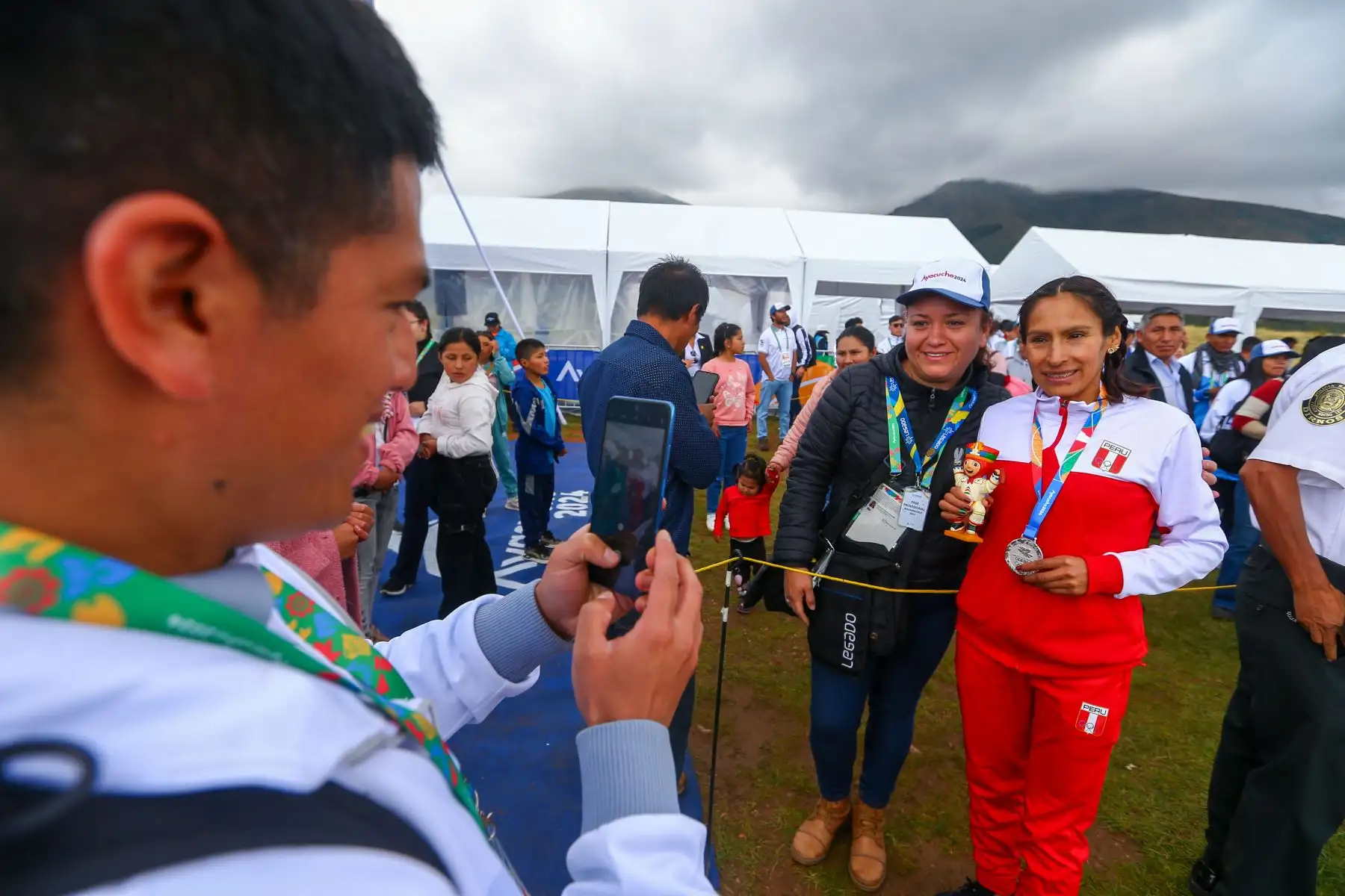 Ceremonia oficial de premiacion a las atletas peruanas Jovana de la Cruz y Gladys Tejeda, quienes consiguieron las medallas de oro y plata respectivamente en la carrera cross country femenina de 8km de los Juegos Bolivarianos Bicentenario Ayacucho 2024, que se realizó en la Pampa de Ayacucho. Foto: ANDINA/Eddy Ramos