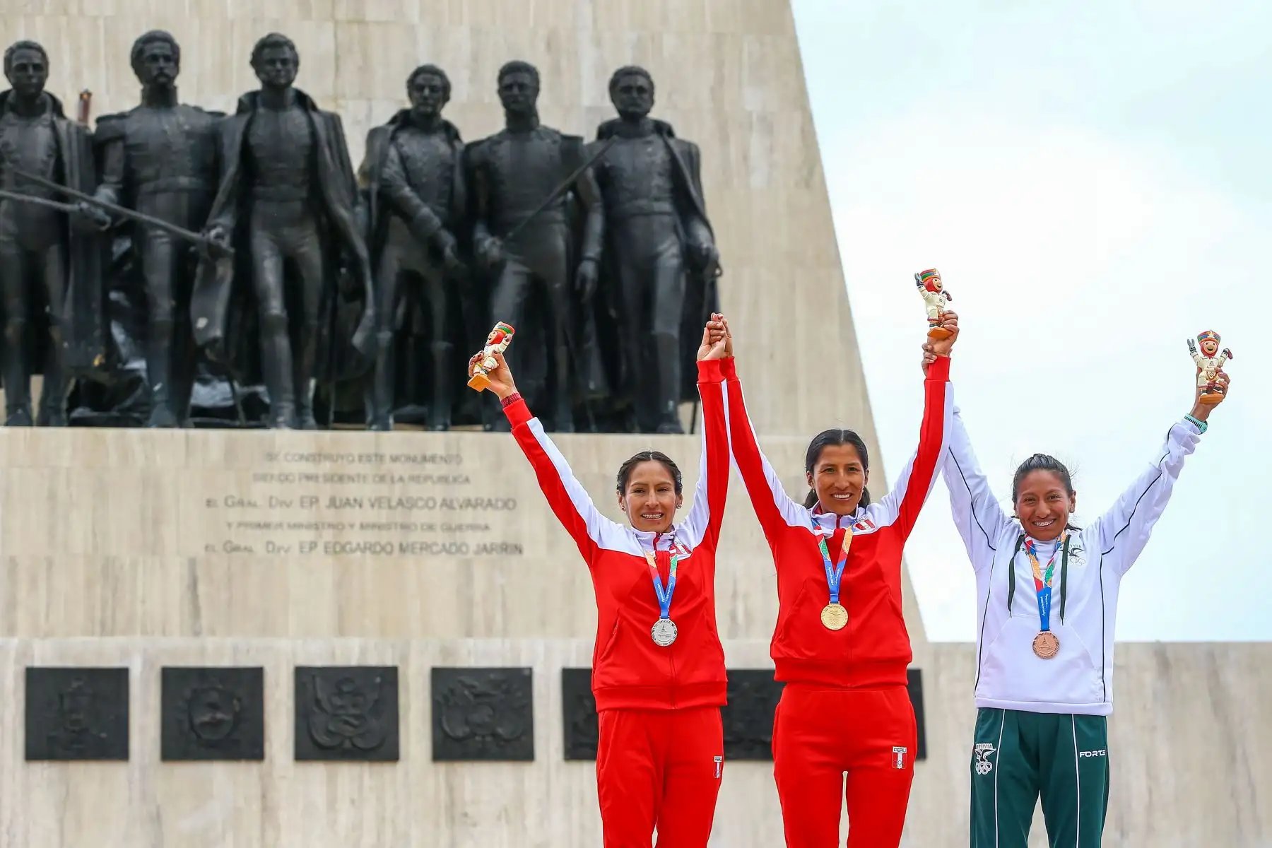 Ceremonia oficial de premiacion a las atletas peruanas Jovana de la Cruz y Gladys Tejeda, quienes consiguieron las medallas de oro y plata respectivamente en la carrera cross country femenina de 8km de los Juegos Bolivarianos Bicentenario Ayacucho 2024, que se realizó en la Pampa de la Quinua. Foto: ANDINA/Eddy Ramos