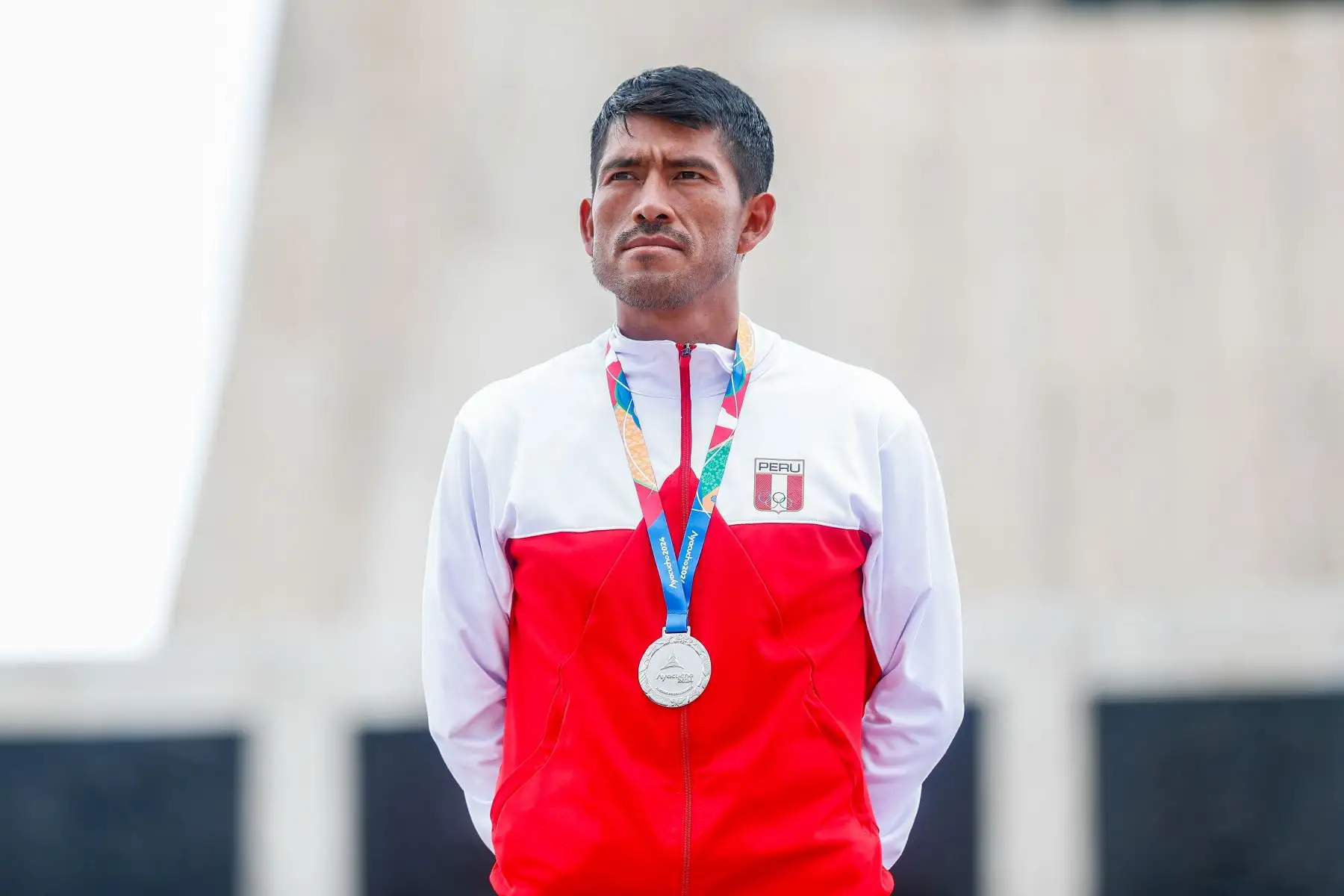 Ceremonia oficial de premiacion a los atletas peruanos Walter Nina y José Luis Rodríguez, quienes consiguieron las medallas de oro y plata respectivamente en la carrera cross country masculina de 10km de los Juegos Bolivarianos Bicentenario Ayacucho 2024, que se realizó en la Pampa de Ayacucho. Foto: ANDINA/Daniel Bracamonte