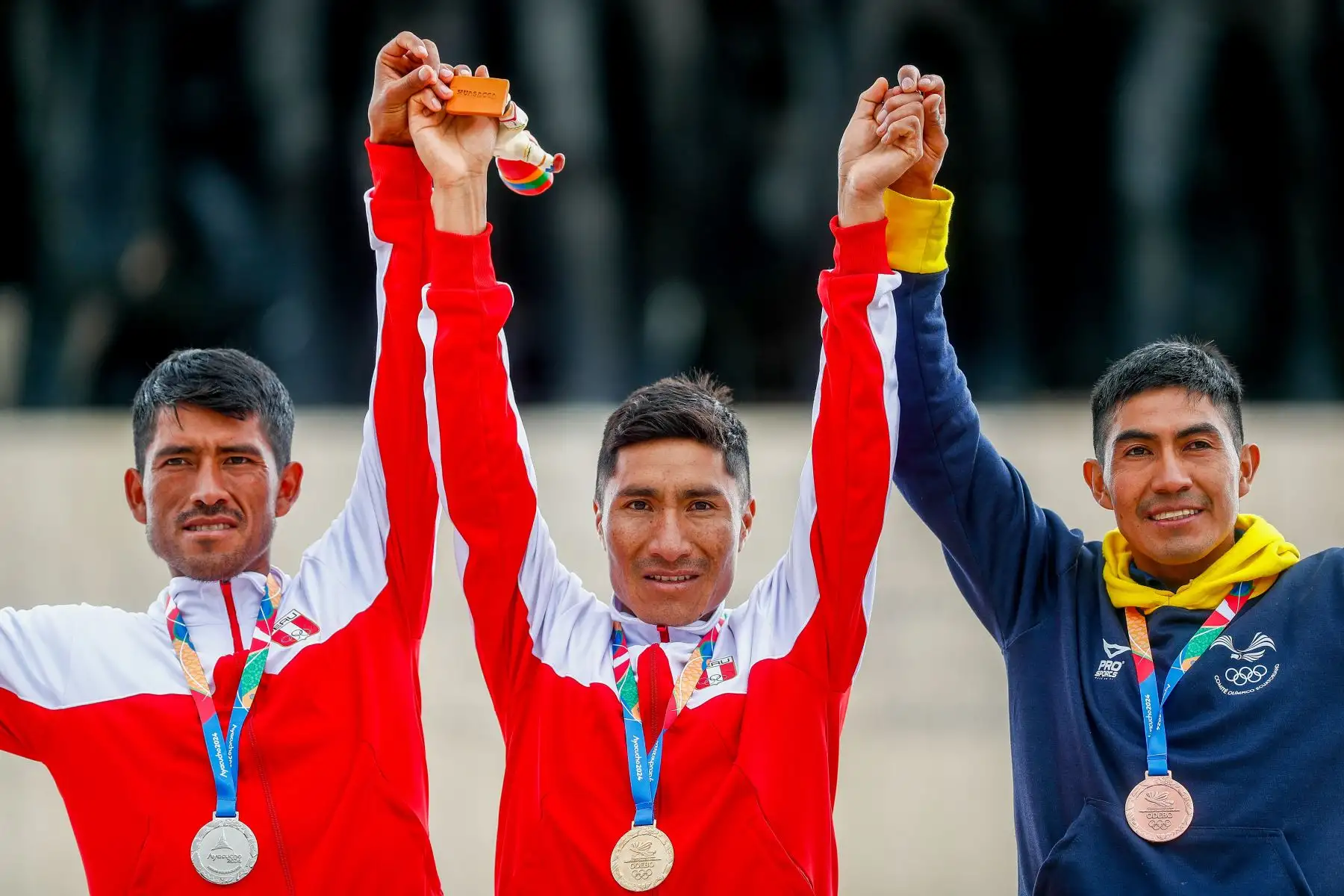 Ceremonia oficial de premiacion a los atletas peruanos Walter Nina y José Luis Rodríguez, quienes consiguieron las medallas de oro y plata respectivamente en la carrera cross country masculina de 10km de los Juegos Bolivarianos Bicentenario Ayacucho 2024, que se realizó en la Pampa de Ayacucho. Foto: ANDINA/Daniel Bracamonte