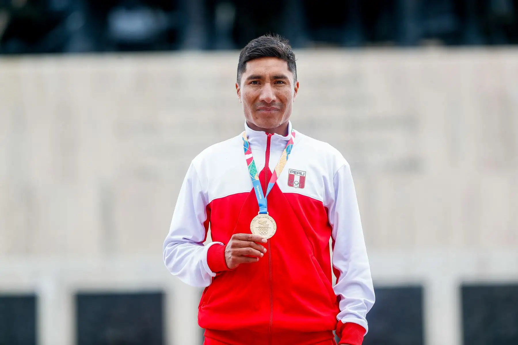 Ceremonia oficial de premiacion a los atletas peruanos Walter Nina y José Luis Rodríguez, quienes consiguieron las medallas de oro y plata respectivamente en la carrera cross country masculina de 10km de los Juegos Bolivarianos Bicentenario Ayacucho 2024, que se realizó en la Pampa de Ayacucho. Foto: ANDINA/Daniel Bracamonte