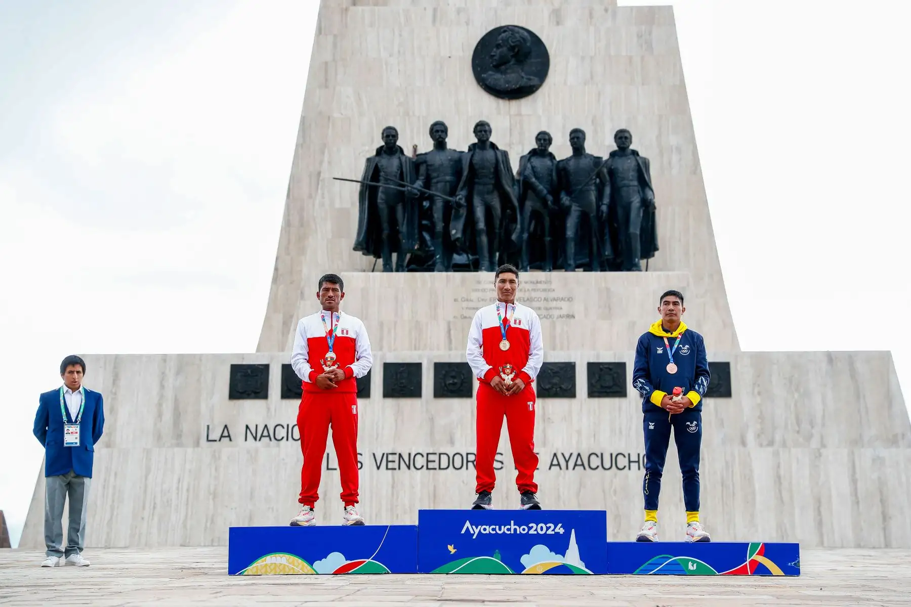 Ceremonia oficial de premiacion a los atletas peruanos Walter Nina y José Luis Rodríguez, quienes consiguieron las medallas de oro y plata respectivamente en la carrera cross country masculina de 10km de los Juegos Bolivarianos Bicentenario Ayacucho 2024, que se realizó en la Pampa de Ayacucho. Foto: ANDINA/Daniel Bracamonte