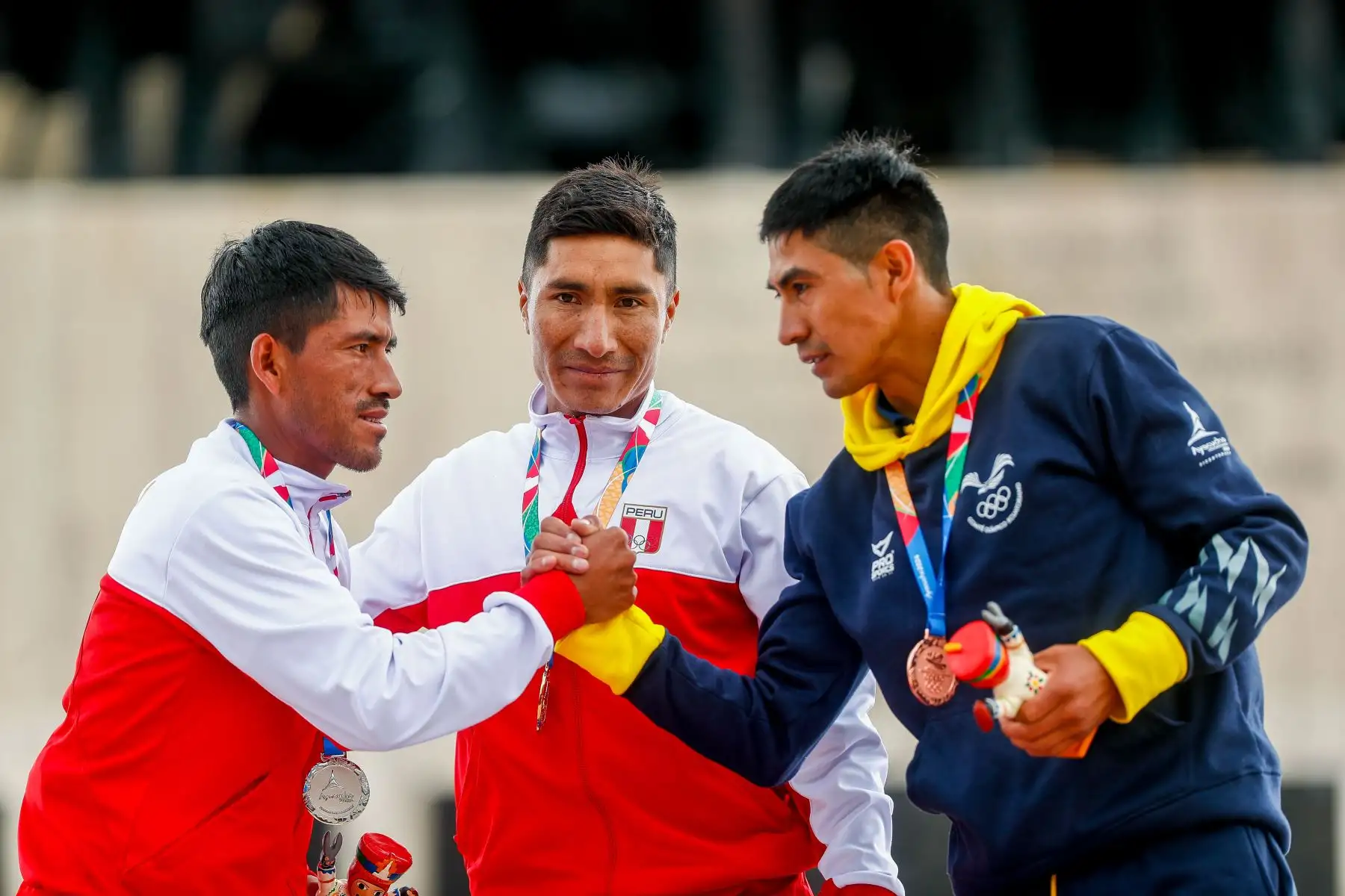 Ceremonia oficial de premiacion a los atletas peruanos Walter Nina y José Luis Rodríguez, quienes consiguieron las medallas de oro y plata respectivamente en la carrera cross country masculina de 10km de los Juegos Bolivarianos Bicentenario Ayacucho 2024, que se realizó en la Pampa de Ayacucho. Foto: ANDINA/Daniel Bracamonte