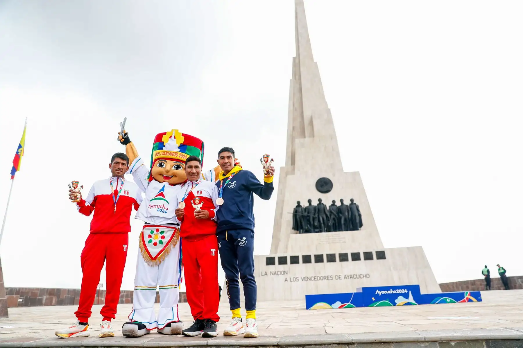 Ceremonia oficial de premiacion a los atletas peruanos Walter Nina y José Luis Rodríguez, quienes consiguieron las medallas de oro y plata respectivamente en la carrera cross country masculina de 10km de los Juegos Bolivarianos Bicentenario Ayacucho 2024, que se realizó en la Pampa de Ayacucho. Foto: ANDINA/Daniel Bracamonte