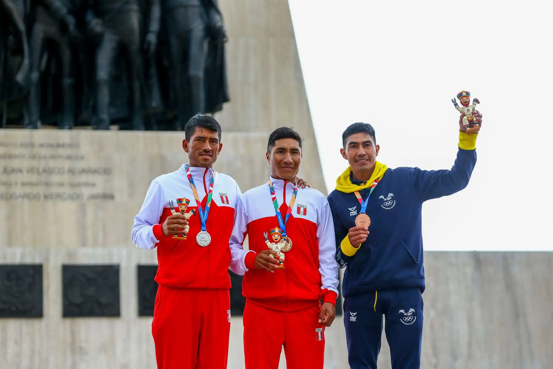 Ceremonia oficial de premiacion a los atletas peruanos Walter Nina y José Luis Rodríguez, quienes consiguieron las medallas de oro y plata respectivamente en la carrera cross country masculina de 10km de los Juegos Bolivarianos Bicentenario Ayacucho 2024, que se realizó en la Pampa de Ayacucho. Foto: ANDINA/Eddy Ramos