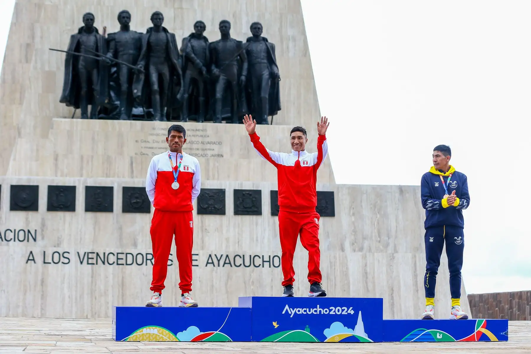 Ceremonia oficial de premiacion a los atletas peruanos Walter Nina y José Luis Rodríguez, quienes consiguieron las medallas de oro y plata respectivamente en la carrera cross country masculina de 10km de los Juegos Bolivarianos Bicentenario Ayacucho 2024, que se realizó en la Pampa de Ayacucho. Foto: ANDINA/Eddy Ramos