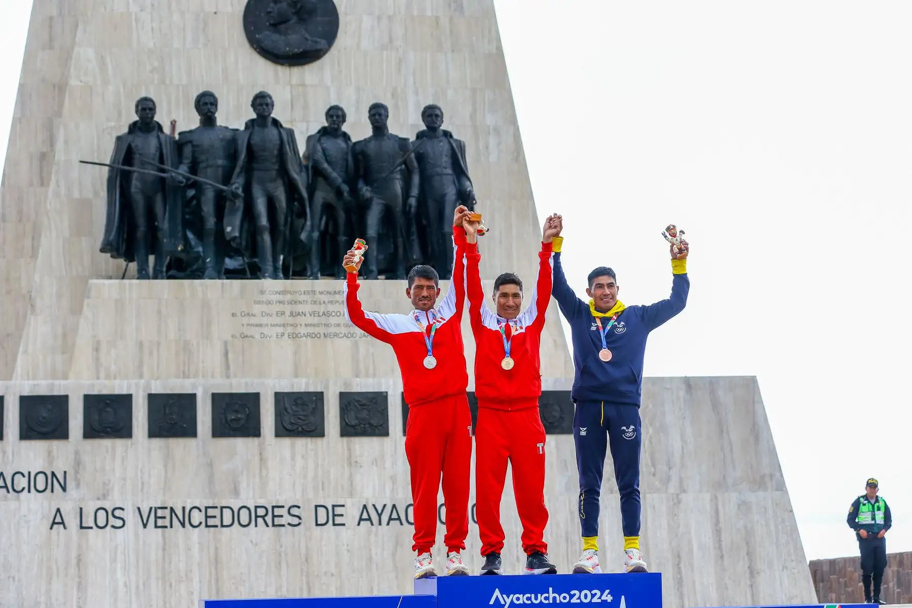 Ceremonia oficial de premiacion a los atletas peruanos Walter Nina y José Luis Rodríguez, quienes consiguieron las medallas de oro y plata respectivamente en la carrera cross country masculina de 10km de los Juegos Bolivarianos Bicentenario Ayacucho 2024, que se realizó en la Pampa de Ayacucho. Foto: ANDINA/Eddy Ramos