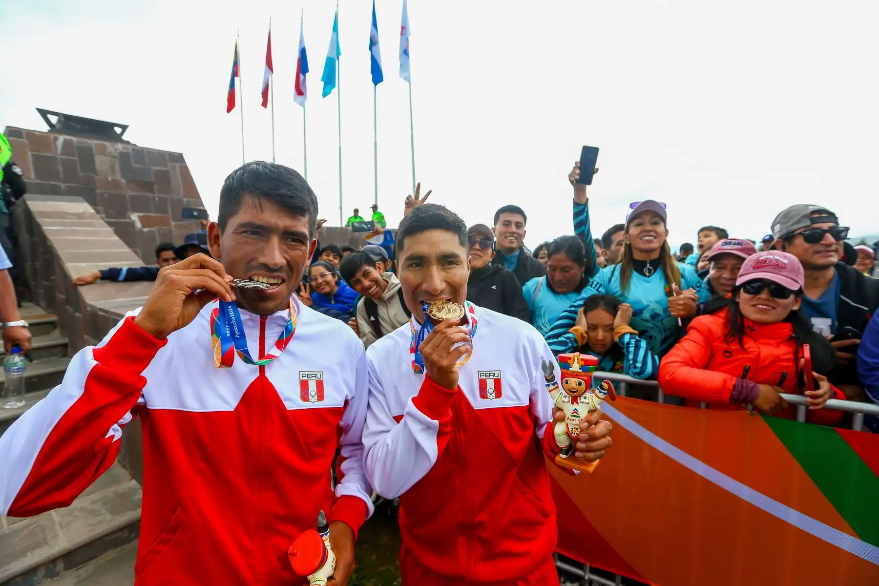 Ceremonia oficial de premiacion a los atletas peruanos Walter Nina y José Luis Rodríguez, quienes consiguieron las medallas de oro y plata respectivamente en la carrera cross country masculina de 10km de los Juegos Bolivarianos Bicentenario Ayacucho 2024, que se realizó en la Pampa de Ayacucho. Foto: ANDINA/Eddy Ramos