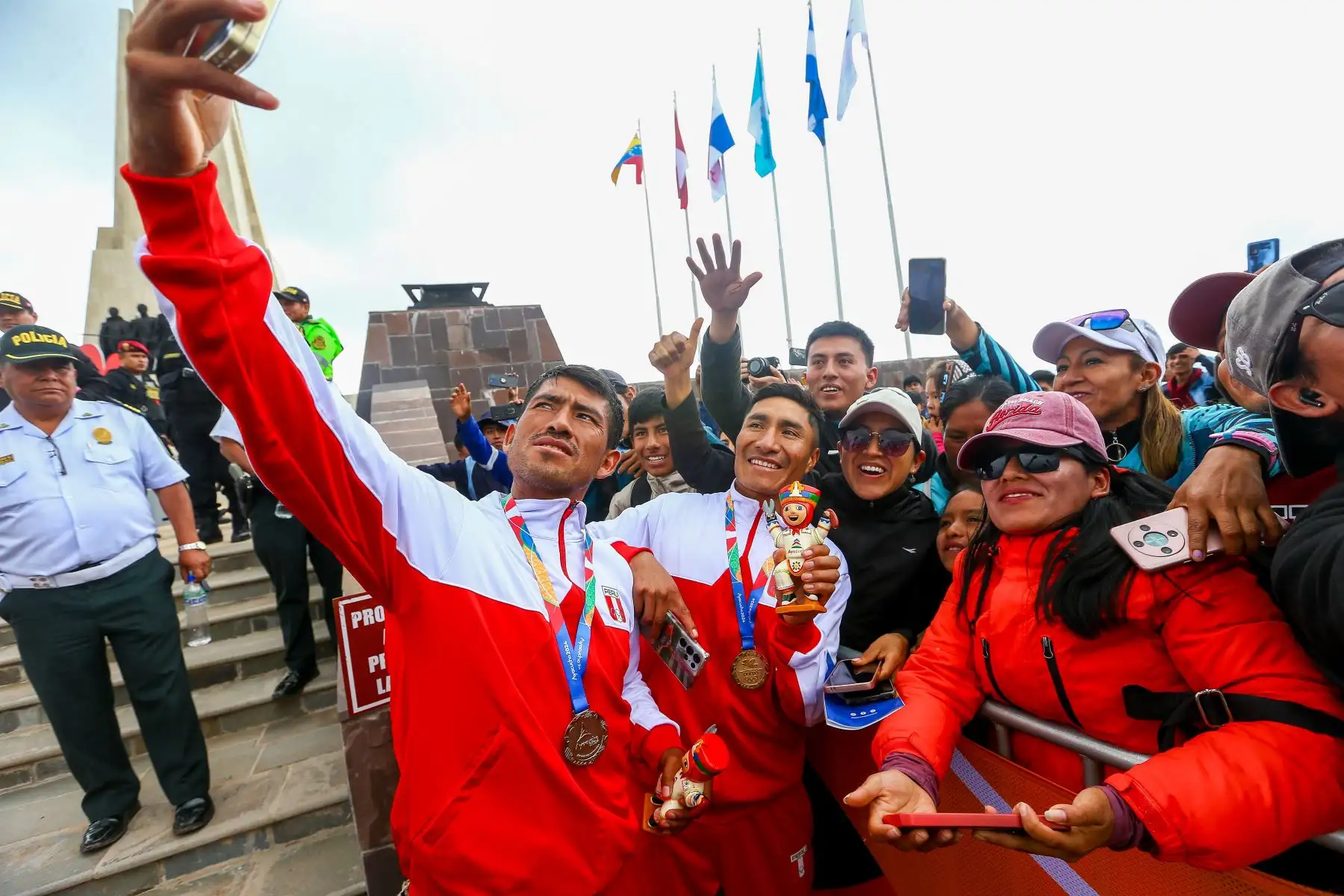 Ceremonia oficial de premiacion a los atletas peruanos Walter Nina y José Luis Rodríguez, quienes consiguieron las medallas de oro y plata respectivamente en la carrera cross country masculina de 10km de los Juegos Bolivarianos Bicentenario Ayacucho 2024, que se realizó en la Pampa de Ayacucho. Foto: ANDINA/Eddy Ramos