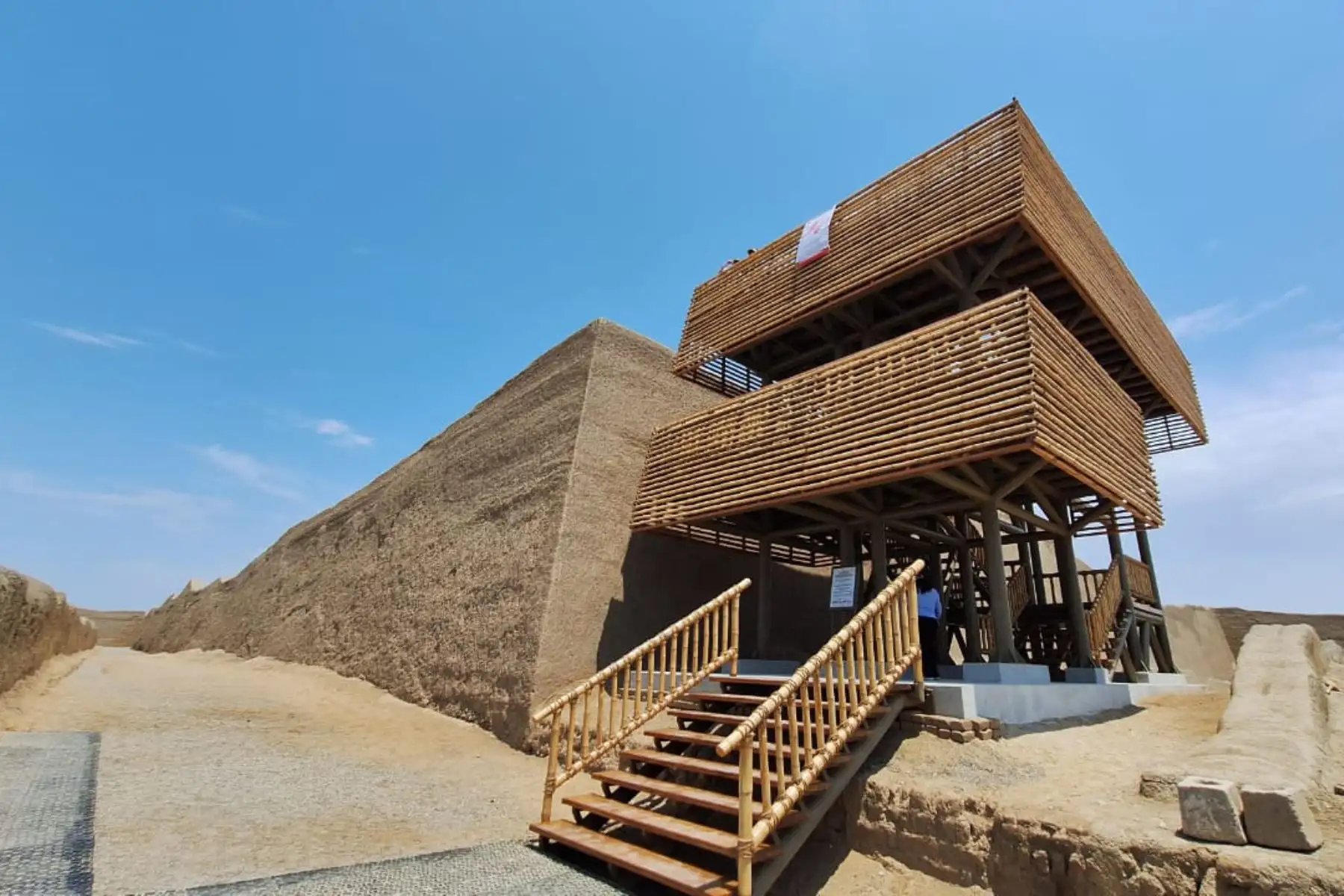 Igualmente, se ha realizado el mejoramiento del parador turístico y las zonas de descanso, además de la habilitación de las plazas y corredores del anexo norte, que es el nuevo acceso al conjunto amurallado Nik An.