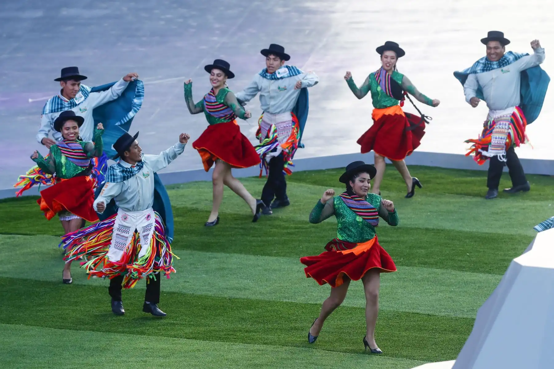 Desde el estadio Las Américas de Huamanga, se realizó la ceremonia oficial de inauguración de los Juegos Bolivarianos Bicentenario Ayacucho 2024, con números artísticos y el desfile de cada una de las delegaciones participantes. Foto: ANDINA/Daniel Bracamonte