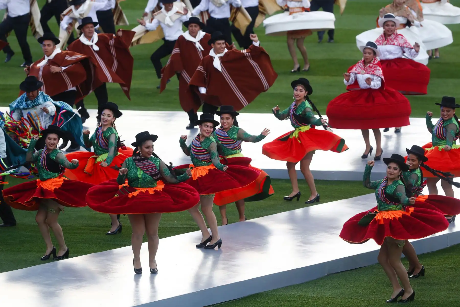 Desde el estadio Las Américas de Huamanga, se realizó la ceremonia oficial de inauguración de los Juegos Bolivarianos Bicentenario Ayacucho 2024, con números artísticos y el desfile de cada una de las delegaciones participantes. Foto: ANDINA/Daniel Bracamonte