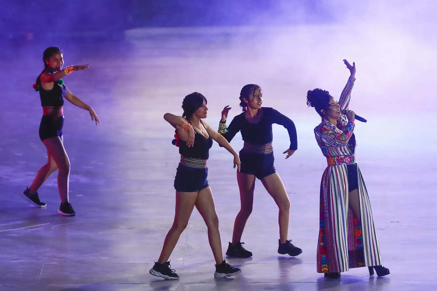Desde el estadio Las Américas de Huamanga, se realizó la ceremonia oficial de inauguración de los Juegos Bolivarianos Bicentenario Ayacucho 2024, con números artísticos y el desfile de cada una de las delegaciones participantes. Foto: ANDINA/Daniel Bracamonte