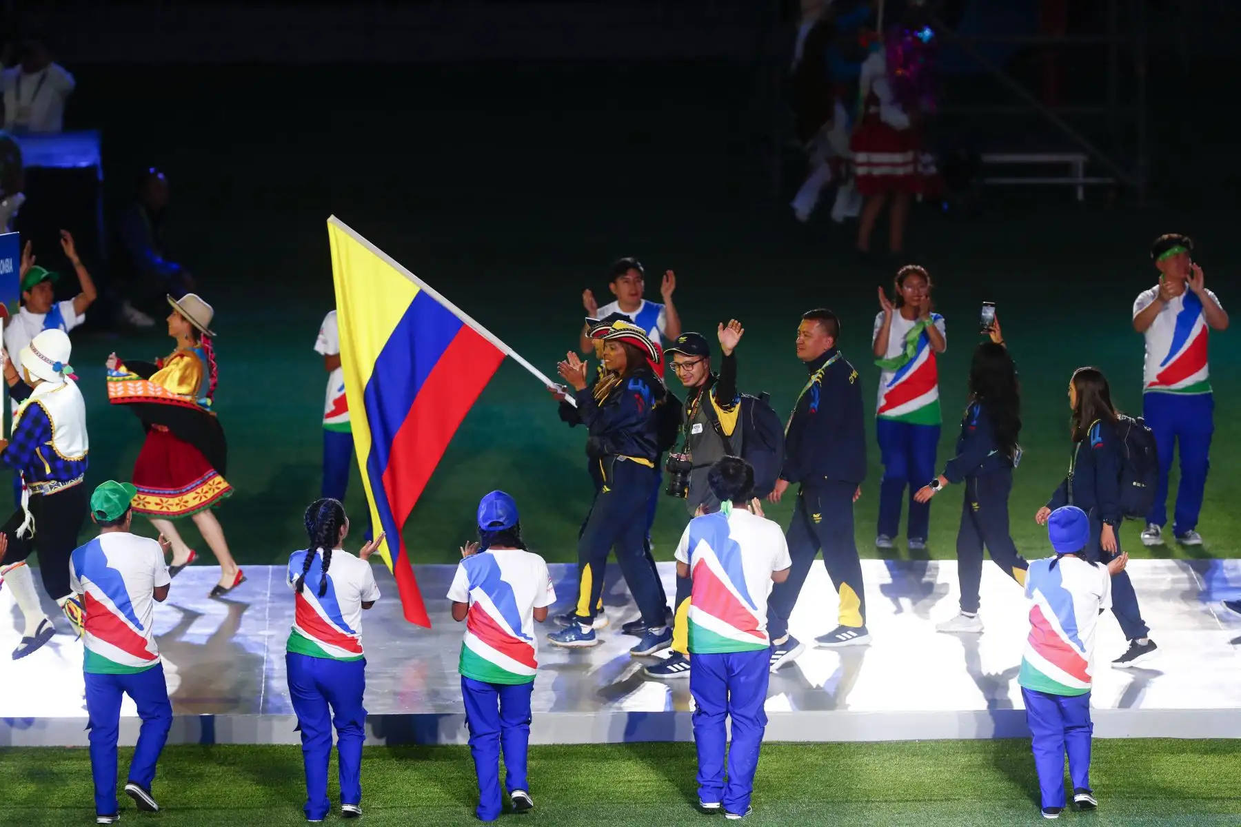 Desde el estadio Las Américas de Huamanga, se realizó la ceremonia oficial de inauguración de los Juegos Bolivarianos Bicentenario Ayacucho 2024, con números artísticos y el desfile de cada una de las delegaciones participantes. Foto: ANDINA/Daniel Bracamonte