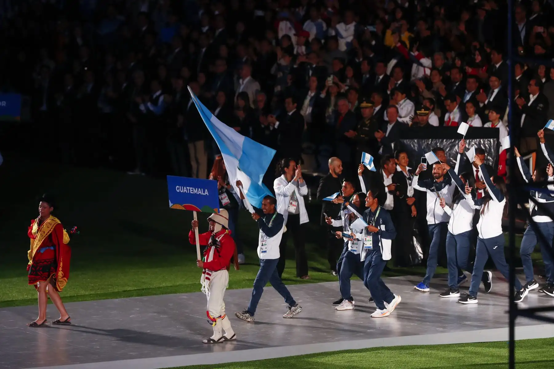 Desde el estadio Las Américas de Huamanga, se realizó la ceremonia oficial de inauguración de los Juegos Bolivarianos Bicentenario Ayacucho 2024, con números artísticos y el desfile de cada una de las delegaciones participantes. Foto: ANDINA/Daniel Bracamonte