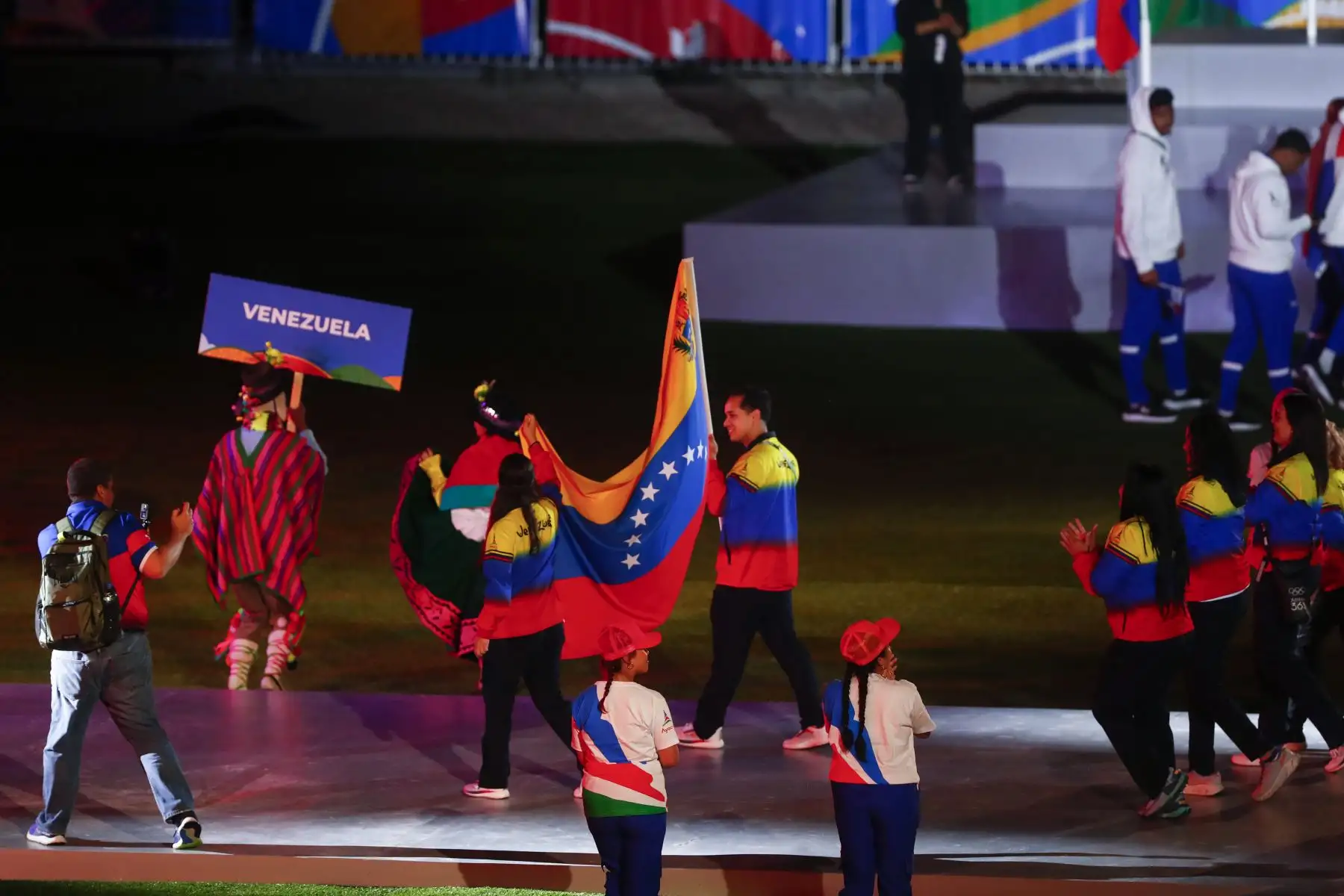 Desde el estadio Las Américas de Huamanga, se realizó la ceremonia oficial de inauguración de los Juegos Bolivarianos Bicentenario Ayacucho 2024, con números artísticos y el desfile de cada una de las delegaciones participantes. Foto: ANDINA/Daniel Bracamonte