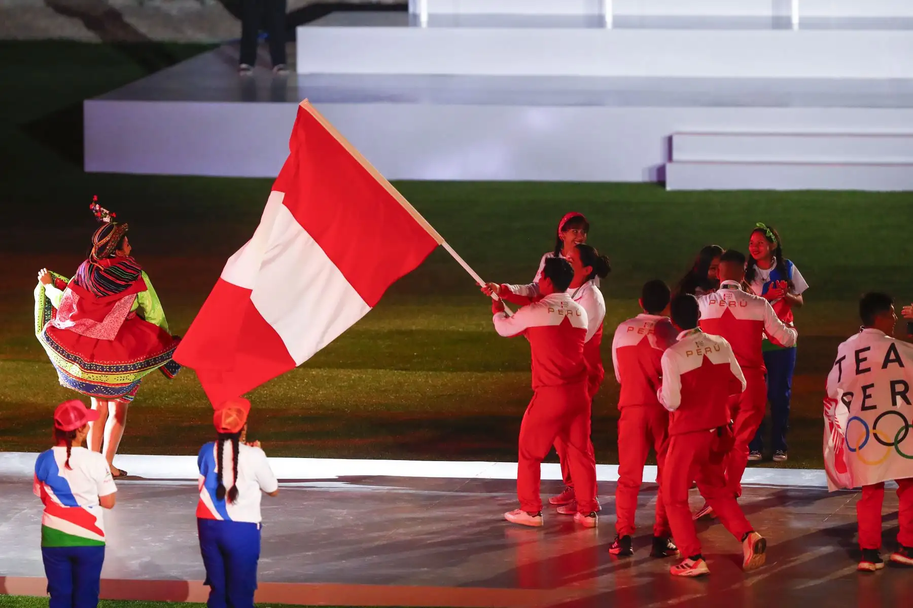 Desde el estadio Las Américas de Huamanga, se realizó la ceremonia oficial de inauguración de los Juegos Bolivarianos Bicentenario Ayacucho 2024, con números artísticos y el desfile de cada una de las delegaciones participantes. Foto: ANDINA/Daniel Bracamonte
