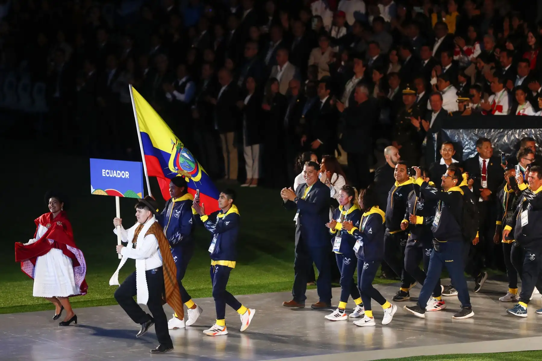 Desde el estadio Las Américas de Huamanga, se realizó la ceremonia oficial de inauguración de los Juegos Bolivarianos Bicentenario Ayacucho 2024, con números artísticos y el desfile de cada una de las delegaciones participantes. Foto: ANDINA/Daniel Bracamonte