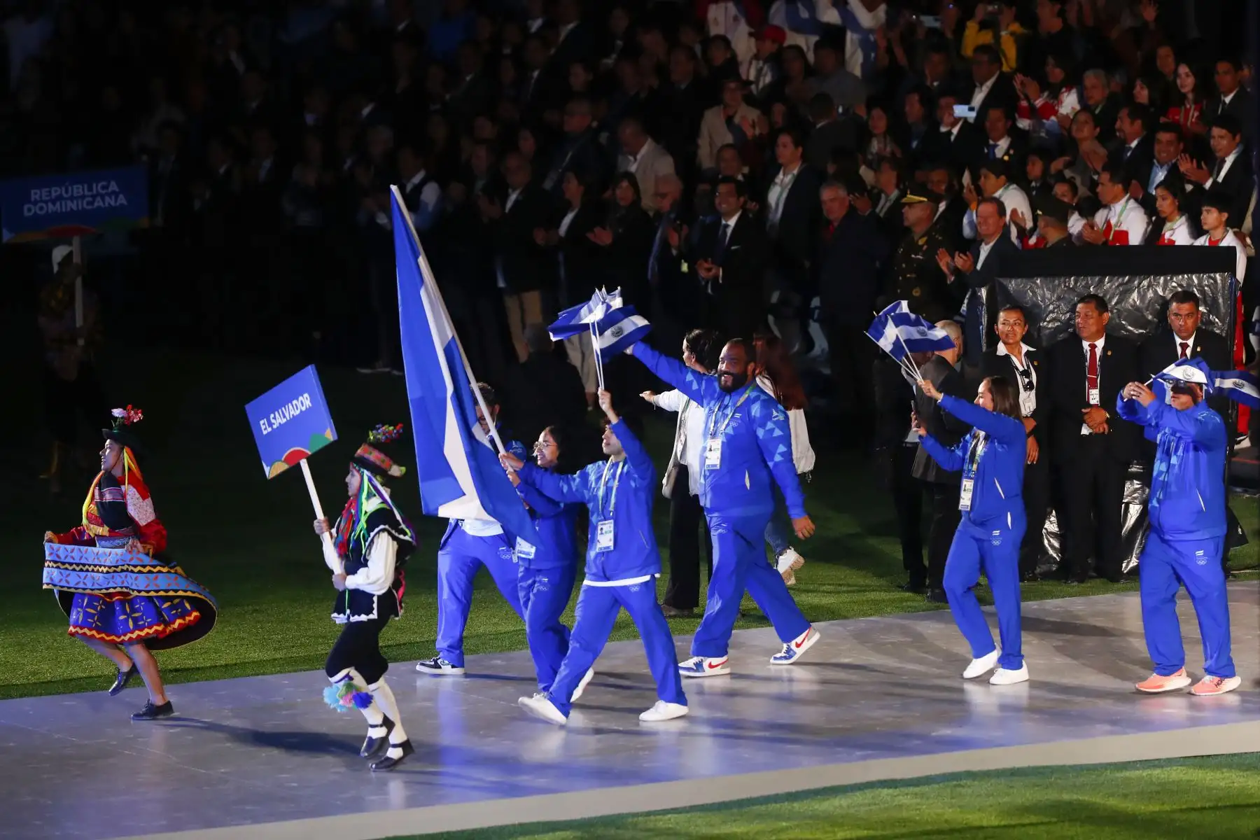 Desde el estadio Las Américas de Huamanga, se realizó la ceremonia oficial de inauguración de los Juegos Bolivarianos Bicentenario Ayacucho 2024, con números artísticos y el desfile de cada una de las delegaciones participantes. Foto: ANDINA/Daniel Bracamonte