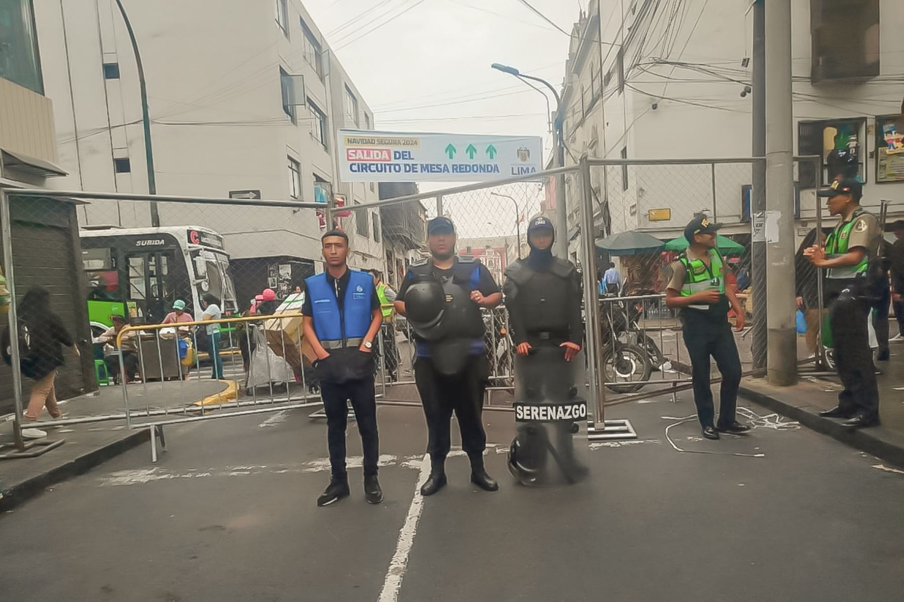 La restricción busca cautelar la vida y la salud de las personas, debido a que en los últimos días ambos emporios comerciales estaban abarrotados de ambulantes, señaló vocera municipal. Foto: ANDINA/difusión.INTERNET/Medios