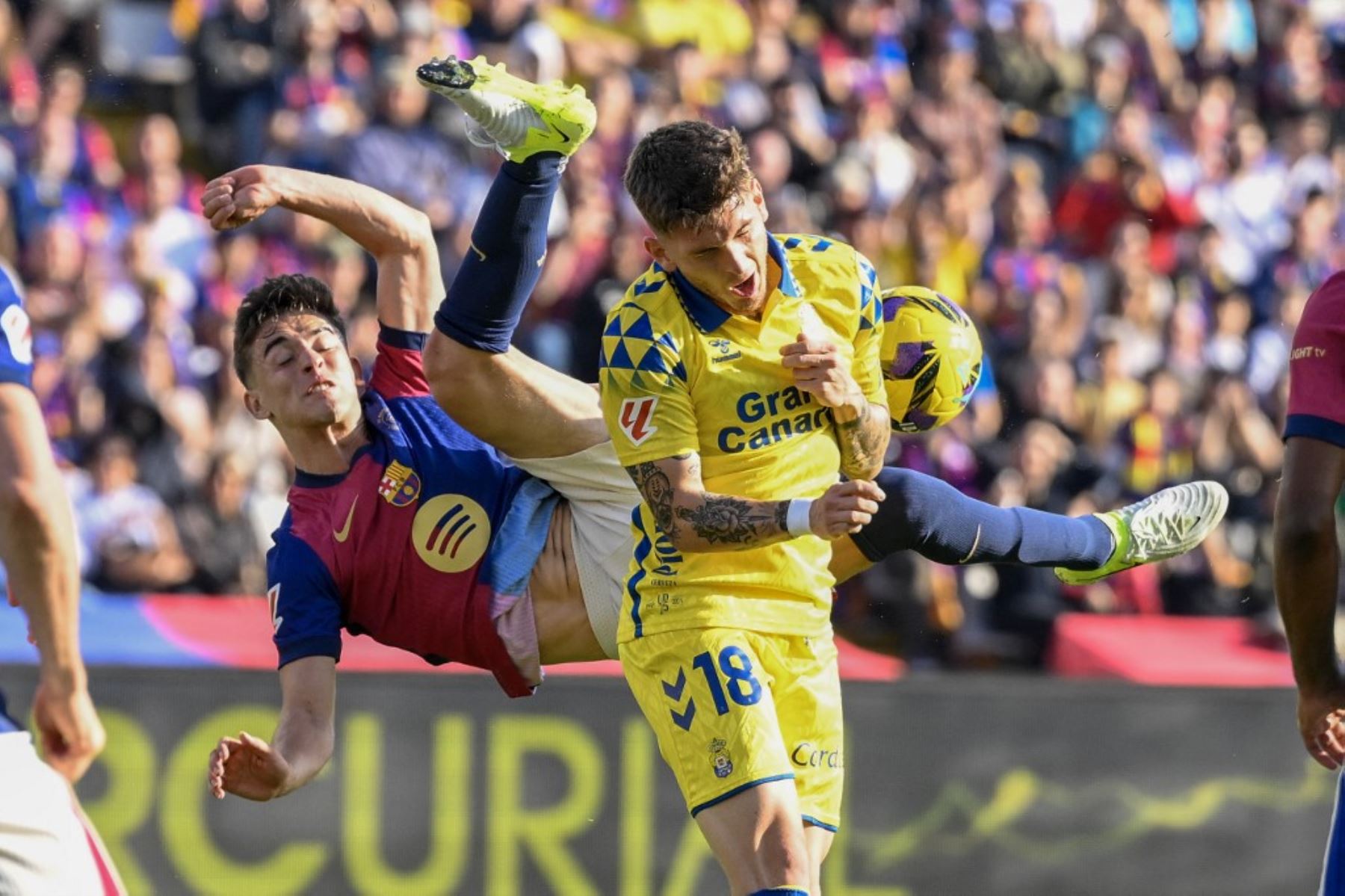 El centrocampista español del Barcelona Pablo Gavi enfrenta al delantero español de Las Palma, Viti, durante el partido de fútbol de la liga española entre el FC Barcelona y el UD Las Palmas en el Estadi Olimpic Lluiss Company en Barcelona el 30 de noviembre de 2024. Foto: AFP