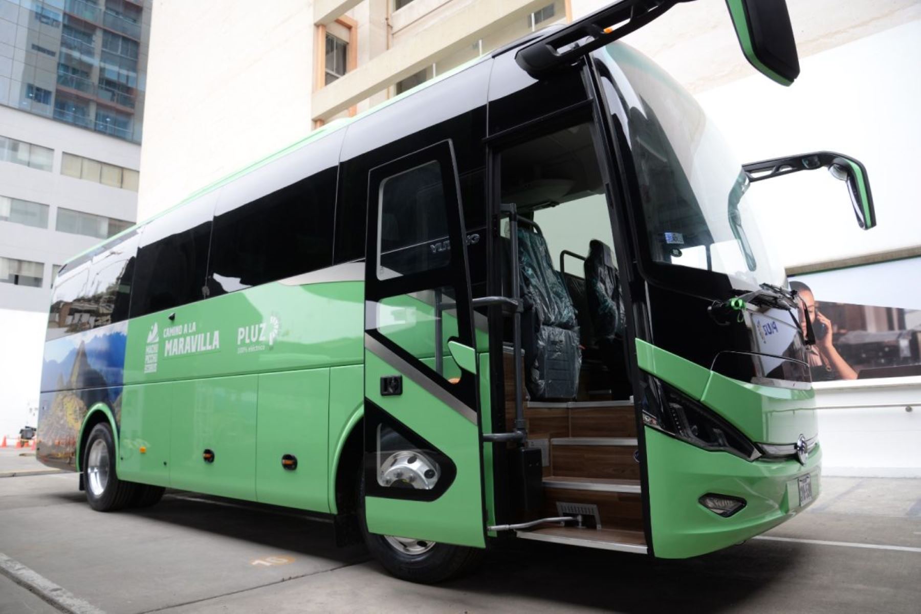 Llegan al Perú dos buses eléctricos destinados para el turismo en Machu Picchu. Foto: Cortesía