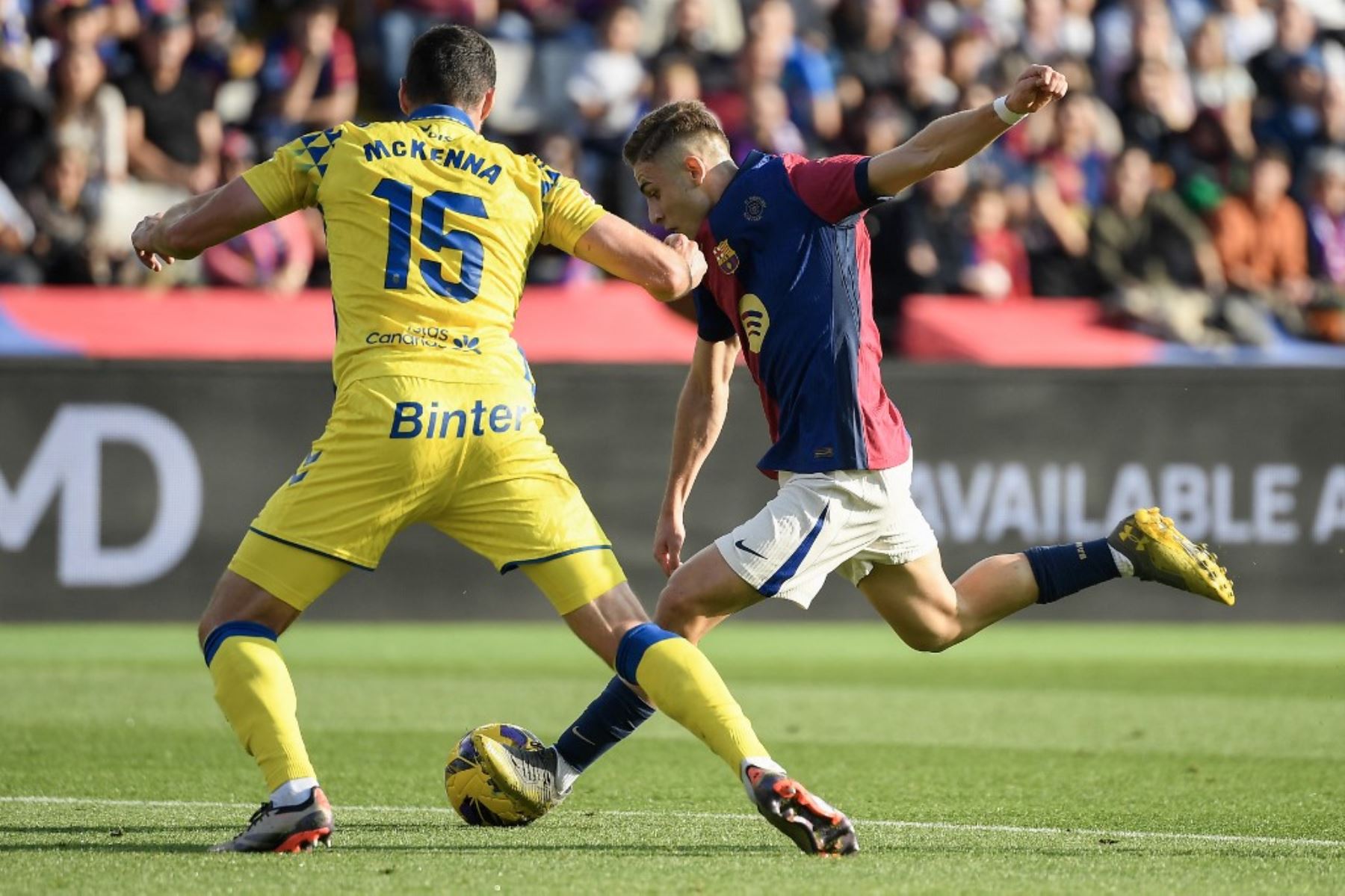 El centrocampista español del Barcelona #16 Fermin López (R) es desafiado por el defensa escocés #15 de Las Palmas Scott McKenna durante el partido de fútbol de la liga española entre el FC Barcelona y el UD Las Palmas en el Estadi Olimpic Lluis Companys de Barcelona el 30 de noviembre de 2024. Foto: AFP