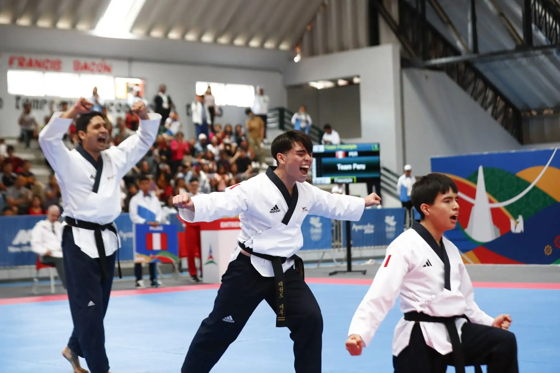 Los taekwondistas peruanos José Joaquín Carrasco, Mateo Sebastián Argomedo y Sebastián Andrés Guzmán conquistaron la medalla de oro en la competencia de taekwondo de los Juegos Bolivarianos Bicentenario Ayacucho 2024, enfrentándose a otros 4 países en la final de la categoría team freestyle masculino, desde el coliseo del colegio Mariscal Cáceres de Huamanga. Foto: ANDINA/Daniel Bracamonte