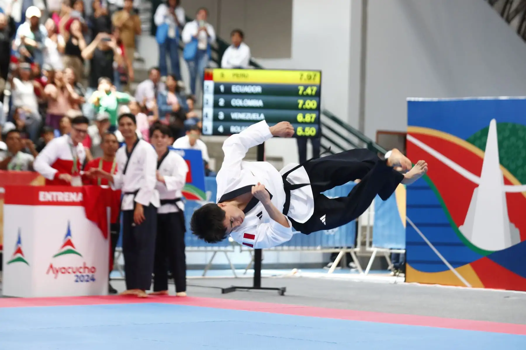 Los taekwondistas peruanos José Joaquín Carrasco, Mateo Sebastián Argomedo y Sebastián Andrés Guzmán conquistaron la medalla de oro en la competencia de taekwondo de los Juegos Bolivarianos Bicentenario Ayacucho 2024, enfrentándose a otros 4 países en la final de la categoría team freestyle masculino, desde el coliseo del colegio Mariscal Cáceres de Huamanga. Foto: ANDINA/Daniel Bracamonte