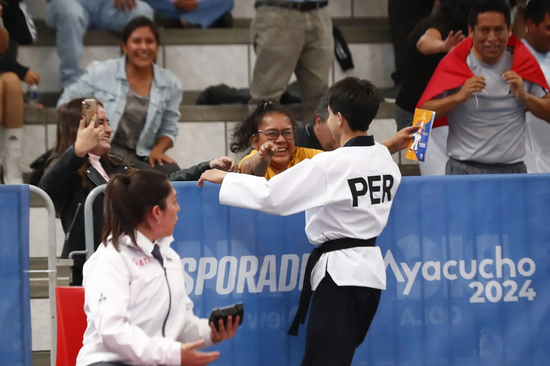 Los taekwondistas peruanos José Joaquín Carrasco, Mateo Sebastián Argomedo y Sebastián Andrés Guzmán conquistaron la medalla de oro en la competencia de taekwondo de los Juegos Bolivarianos Bicentenario Ayacucho 2024, enfrentándose a otros 4 países en la final de la categoría team freestyle masculino, desde el coliseo del colegio Mariscal Cáceres de Huamanga. Foto: ANDINA/Daniel Bracamonte