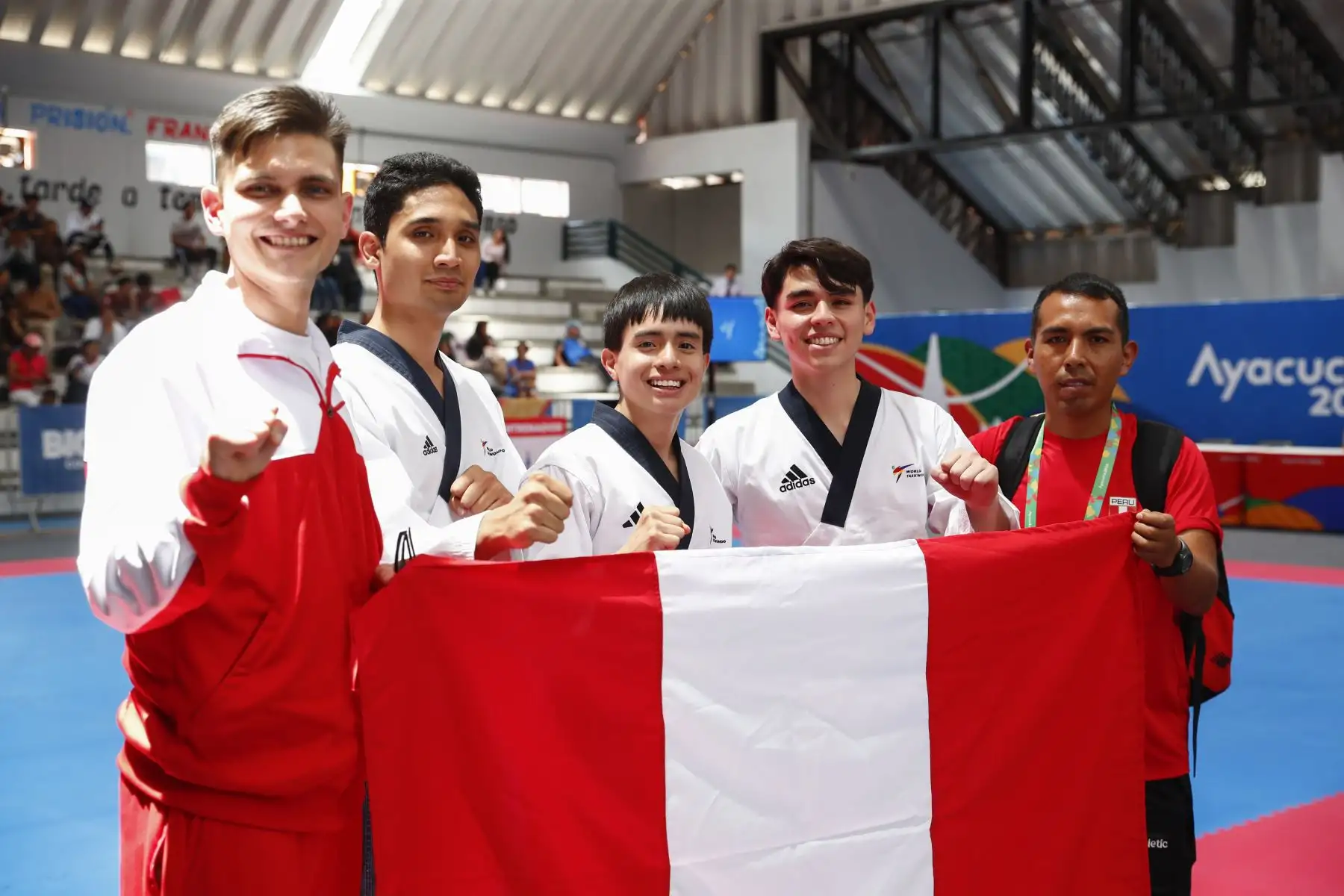 Los taekwondistas peruanos José Joaquín Carrasco, Mateo Sebastián Argomedo y Sebastián Andrés Guzmán conquistaron la medalla de oro en la competencia de taekwondo de los Juegos Bolivarianos Bicentenario Ayacucho 2024, enfrentándose a otros 4 países en la final de la categoría team freestyle masculino, desde el coliseo del colegio Mariscal Cáceres de Huamanga. Foto: ANDINA/Daniel Bracamonte