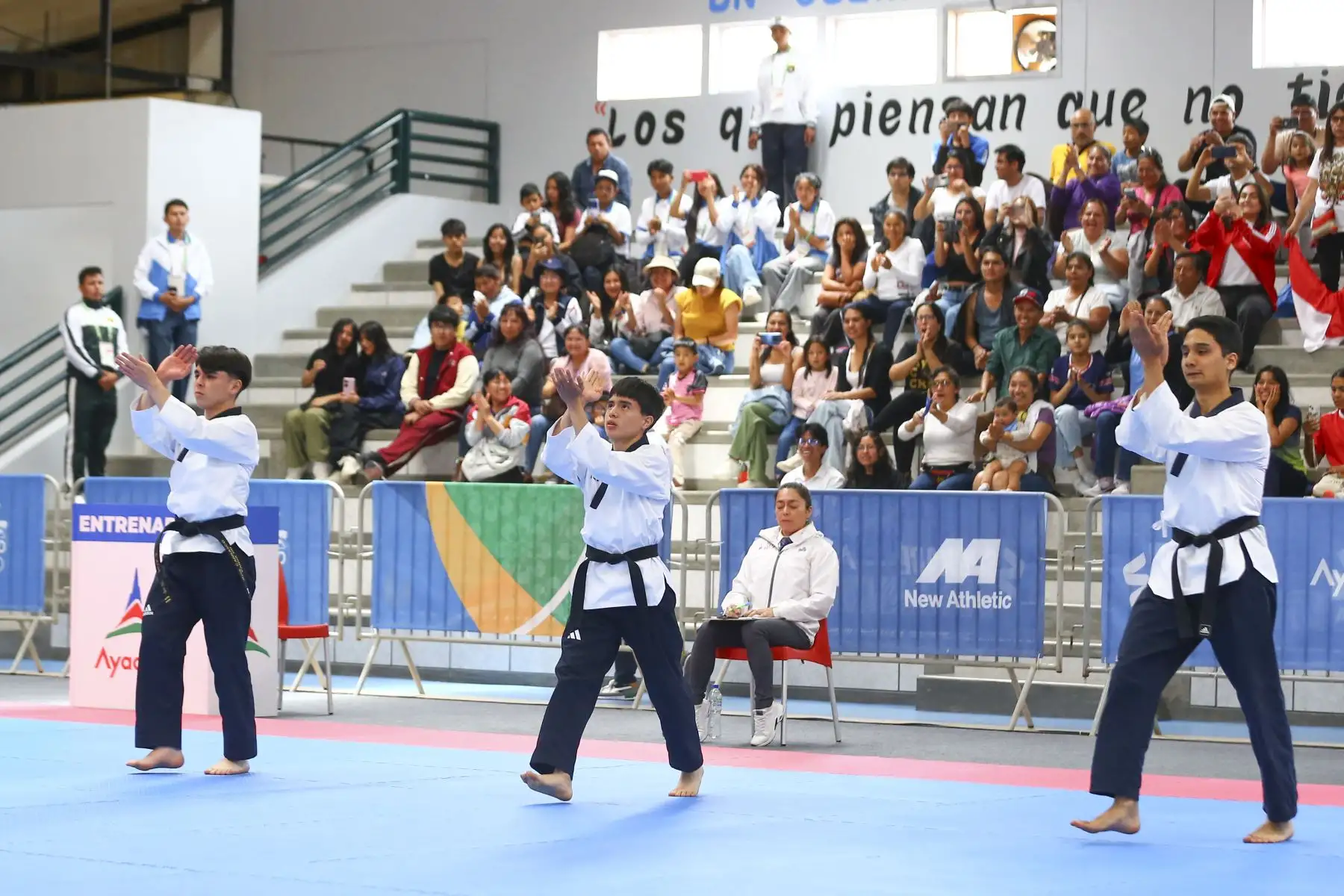 Los taekwondistas peruanos José Joaquín Carrasco, Mateo Sebastián Argomedo y Sebastián Andrés Guzmán conquistaron la medalla de oro en la competencia de taekwondo de los Juegos Bolivarianos Bicentenario Ayacucho 2024, enfrentándose a otros 4 países en la final de la categoría team freestyle masculino, desde el coliseo del colegio Mariscal Cáceres de Huamanga. Foto: ANDINA/Eddy Ramos