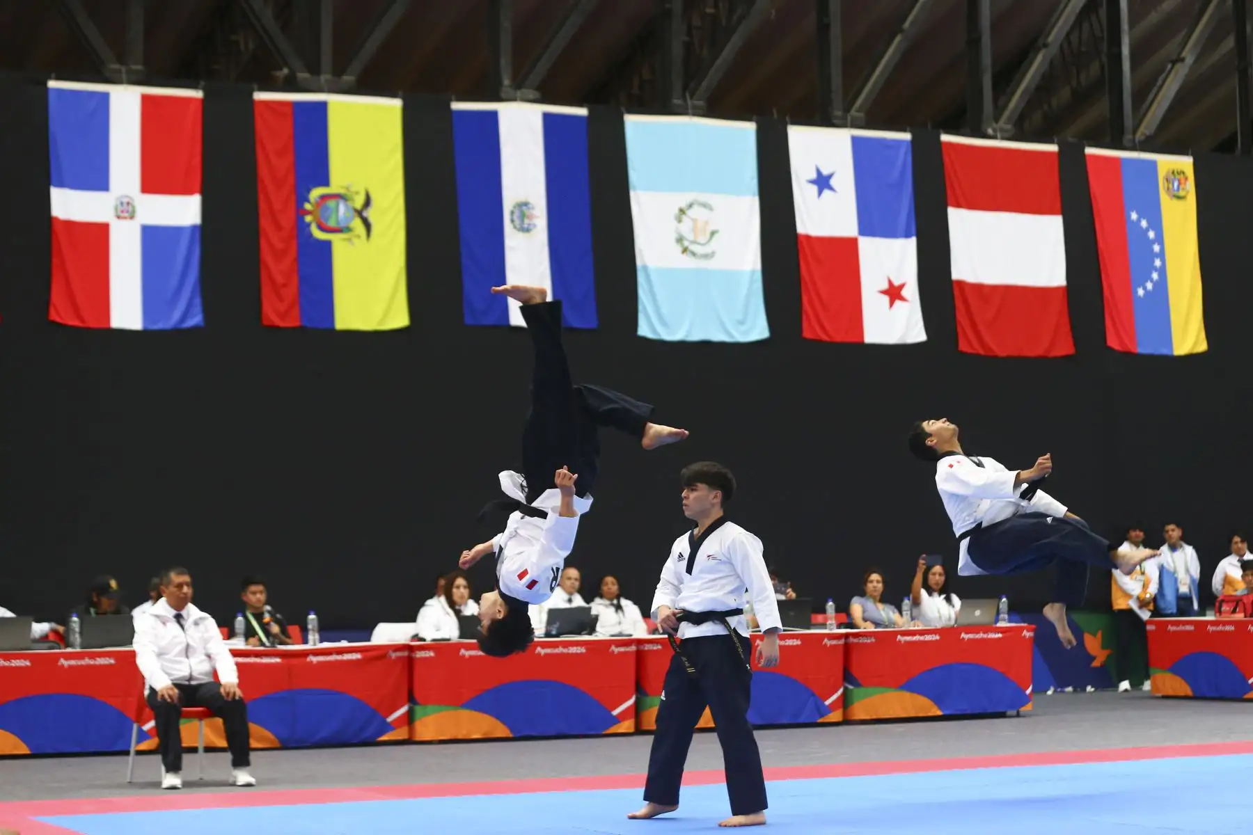 Los taekwondistas peruanos José Joaquín Carrasco, Mateo Sebastián Argomedo y Sebastián Andrés Guzmán conquistaron la medalla de oro en la competencia de taekwondo de los Juegos Bolivarianos Bicentenario Ayacucho 2024, enfrentándose a otros 4 países en la final de la categoría team freestyle masculino, desde el coliseo del colegio Mariscal Cáceres de Huamanga. Foto: ANDINA/Eddy Ramos