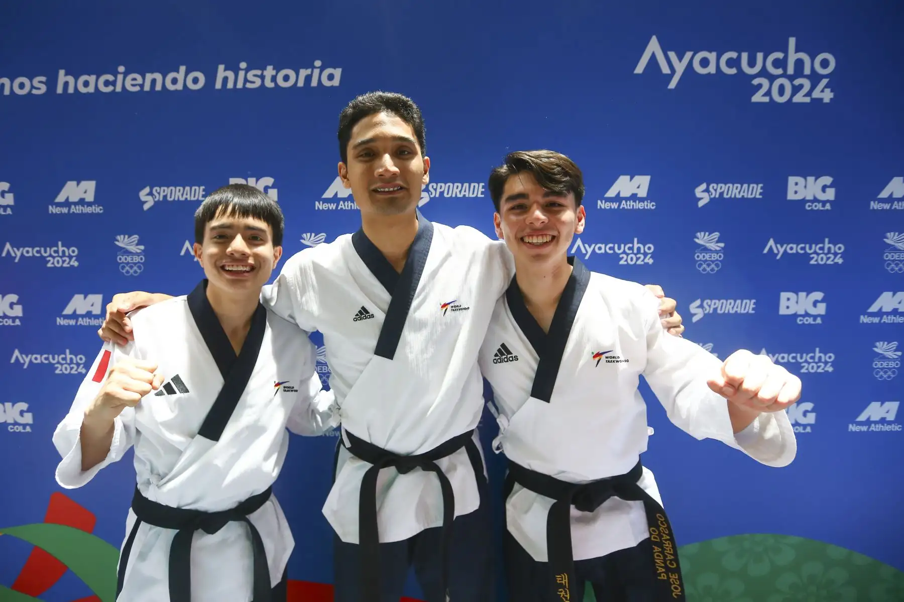 Los taekwondistas peruanos José Joaquín Carrasco, Mateo Sebastián Argomedo y Sebastián Andrés Guzmán conquistaron la medalla de oro en la competencia de taekwondo de los Juegos Bolivarianos Bicentenario Ayacucho 2024, enfrentándose a otros 4 países en la final de la categoría team freestyle masculino, desde el coliseo del colegio Mariscal Cáceres de Huamanga. Foto: ANDINA/Eddy Ramos