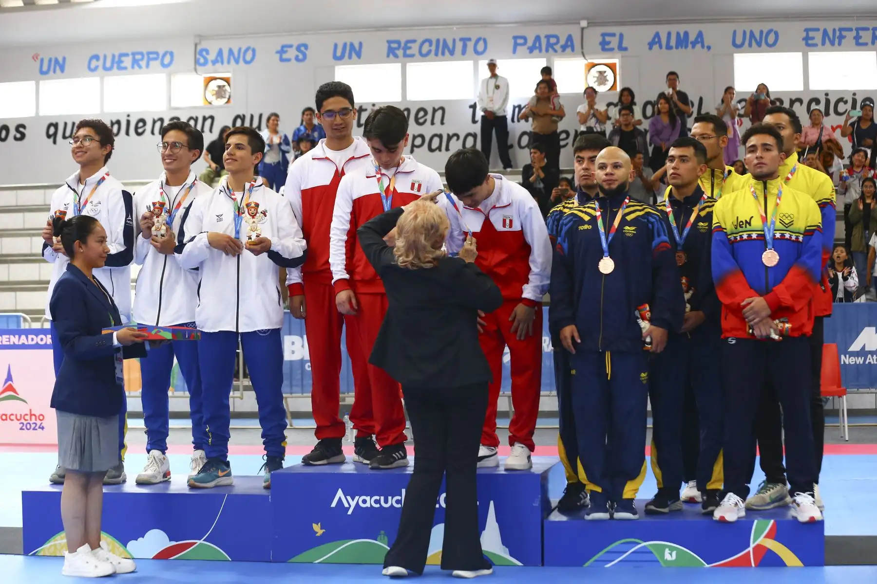 Los taekwondistas peruanos José Joaquín Carrasco, Mateo Sebastián Argomedo y Sebastián Andrés Guzmán conquistaron la medalla de oro en la competencia de taekwondo de los Juegos Bolivarianos Bicentenario Ayacucho 2024, enfrentándose a otros 4 países en la final de la categoría team freestyle masculino, desde el coliseo del colegio Mariscal Cáceres de Huamanga. Foto: ANDINA/Eddy Ramos