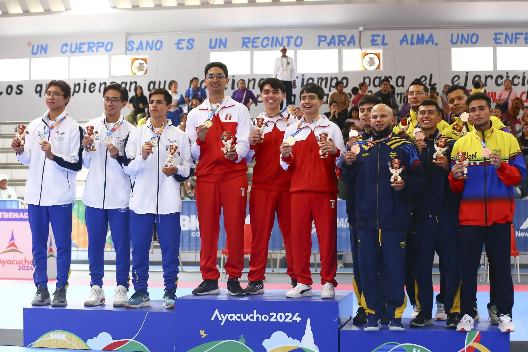 Los taekwondistas peruanos José Joaquín Carrasco, Mateo Sebastián Argomedo y Sebastián Andrés Guzmán conquistaron la medalla de oro en la competencia de taekwondo de los Juegos Bolivarianos Bicentenario Ayacucho 2024, enfrentándose a otros 4 países en la final de la categoría team freestyle masculino, desde el coliseo del colegio Mariscal Cáceres de Huamanga. Foto: ANDINA/Eddy Ramos