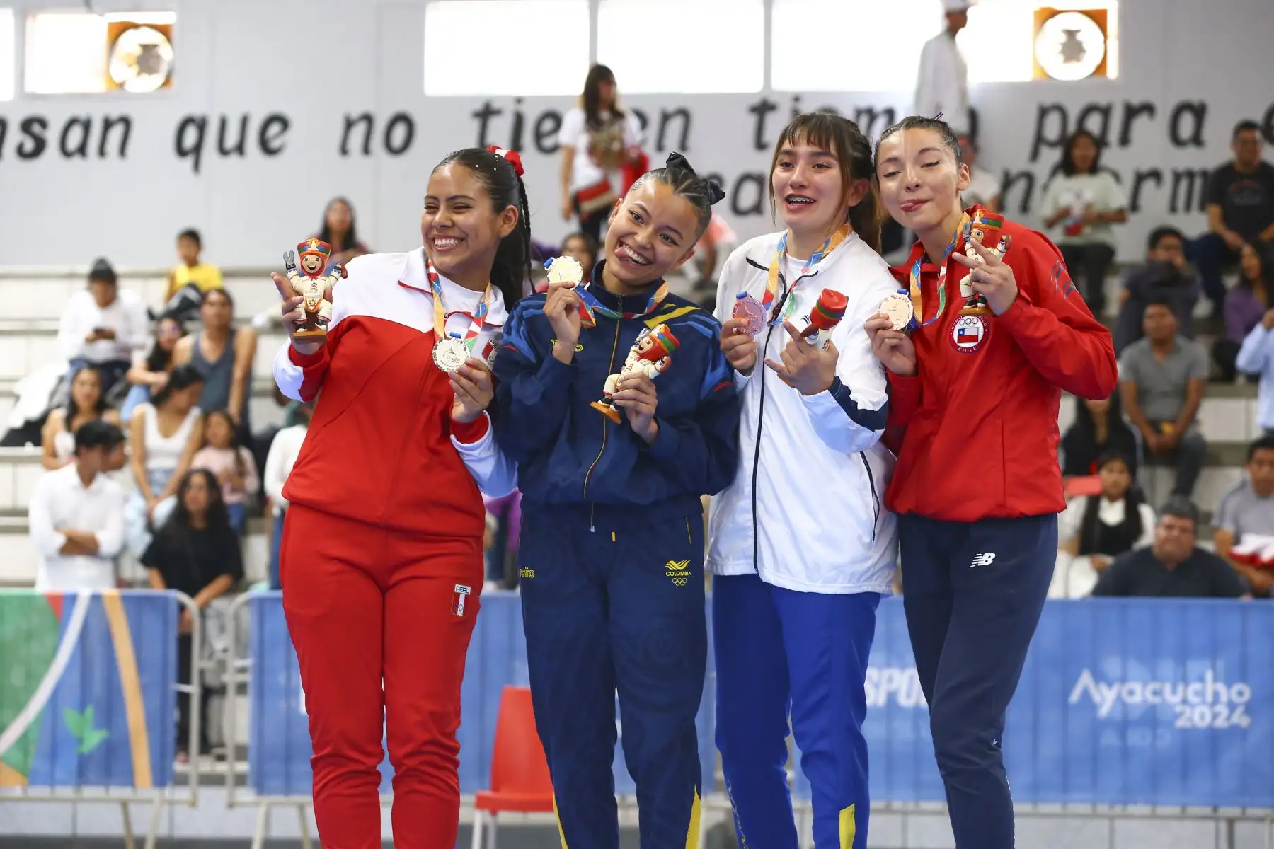 Karla Martínez, quien se adjudicó la presea de plata  tras sumar 6.500 puntos en la final individual de poomsae freestyle femenino en la competencia que se disputa en  el coliseo del colegio Mariscal Cáceres de Huamanga. Foto: ANDINA/Eddy Ramos