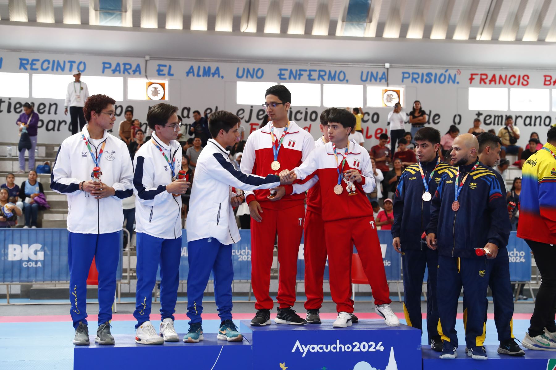 Ceremonia oficial de premiación a los taekwondistas peruanos José Joaquín Carrasco, Mateo Sebastián Argomedo y Sebastián Andrés Guzmán, quienes conquistaron la medalla de oro en la competencia de taekwondo de los Juegos Bolivarianos Bicentenario Ayacucho 2024, en la categoría team freestyle masculino, desde el coliseo del colegio Mariscal Cáceres de Huamanga. Foto: ANDINA/Daniel Bracamonte