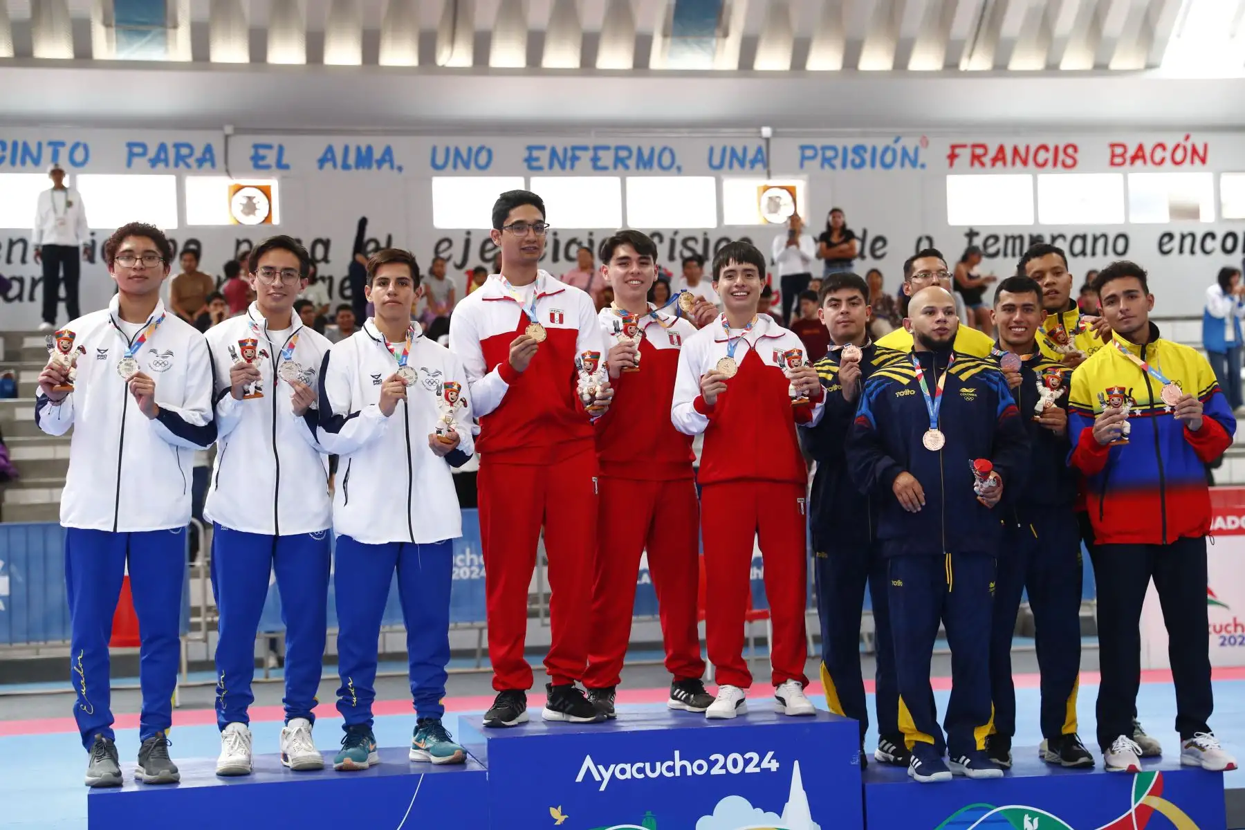 Ceremonia oficial de premiación a los taekwondistas peruanos José Joaquín Carrasco, Mateo Sebastián Argomedo y Sebastián Andrés Guzmán, quienes conquistaron la medalla de oro en la competencia de taekwondo de los Juegos Bolivarianos Bicentenario Ayacucho 2024, en la categoría team freestyle masculino, desde el coliseo del colegio Mariscal Cáceres de Huamanga. Foto: ANDINA/Daniel Bracamonte