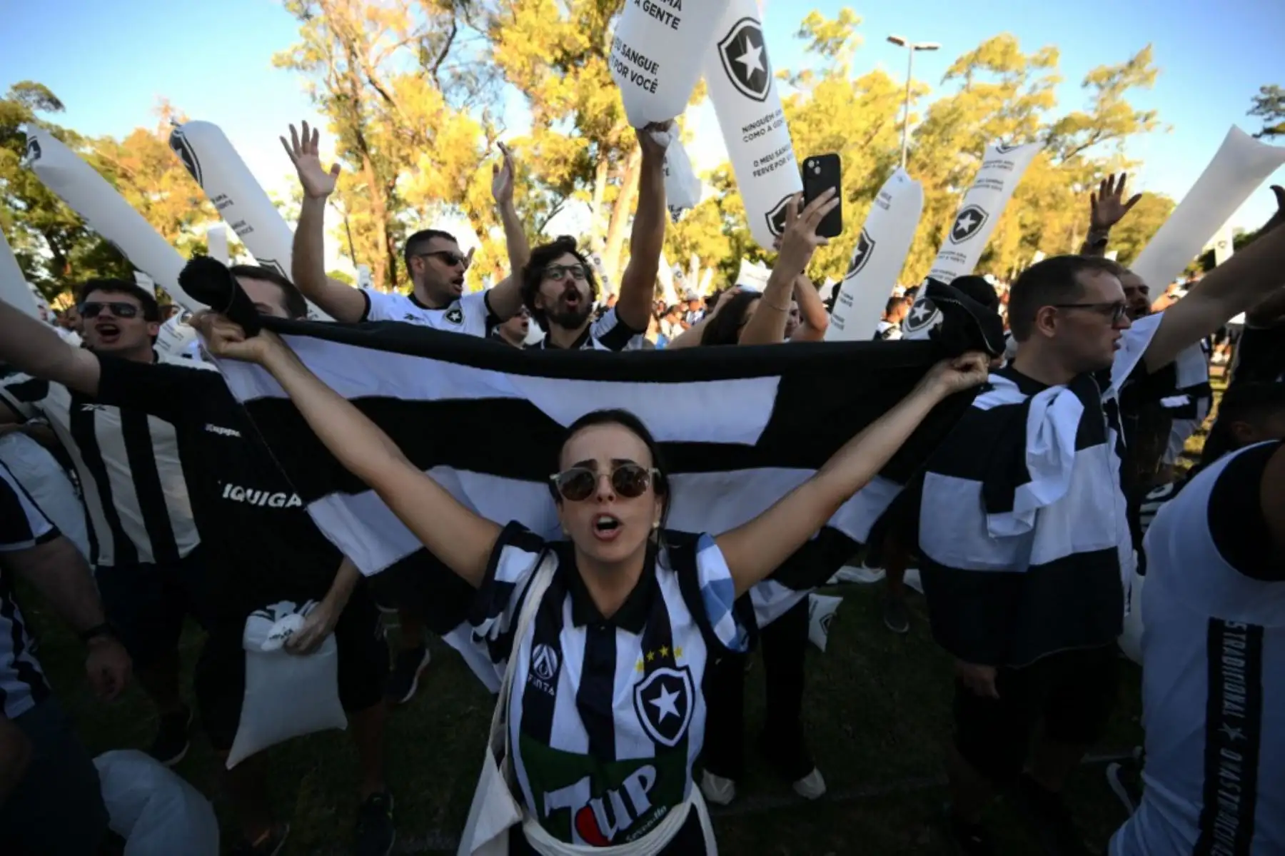 Miles de hinchas de Atlético Mineiro y Botafogo llegan a Buenos Aires para estar presentes en la final de la Copa Libertadores 2024 que se disputará en el estadio Monumental de River Plate. Foto: AFP