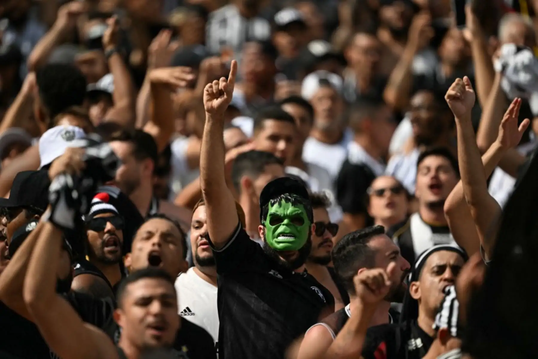 Miles de hinchas de Atlético Mineiro y Botafogo llegan a Buenos Aires para estar presentes en la final de la Copa Libertadores 2024 que se disputará en el estadio Monumental de River Plate. Foto: AFP