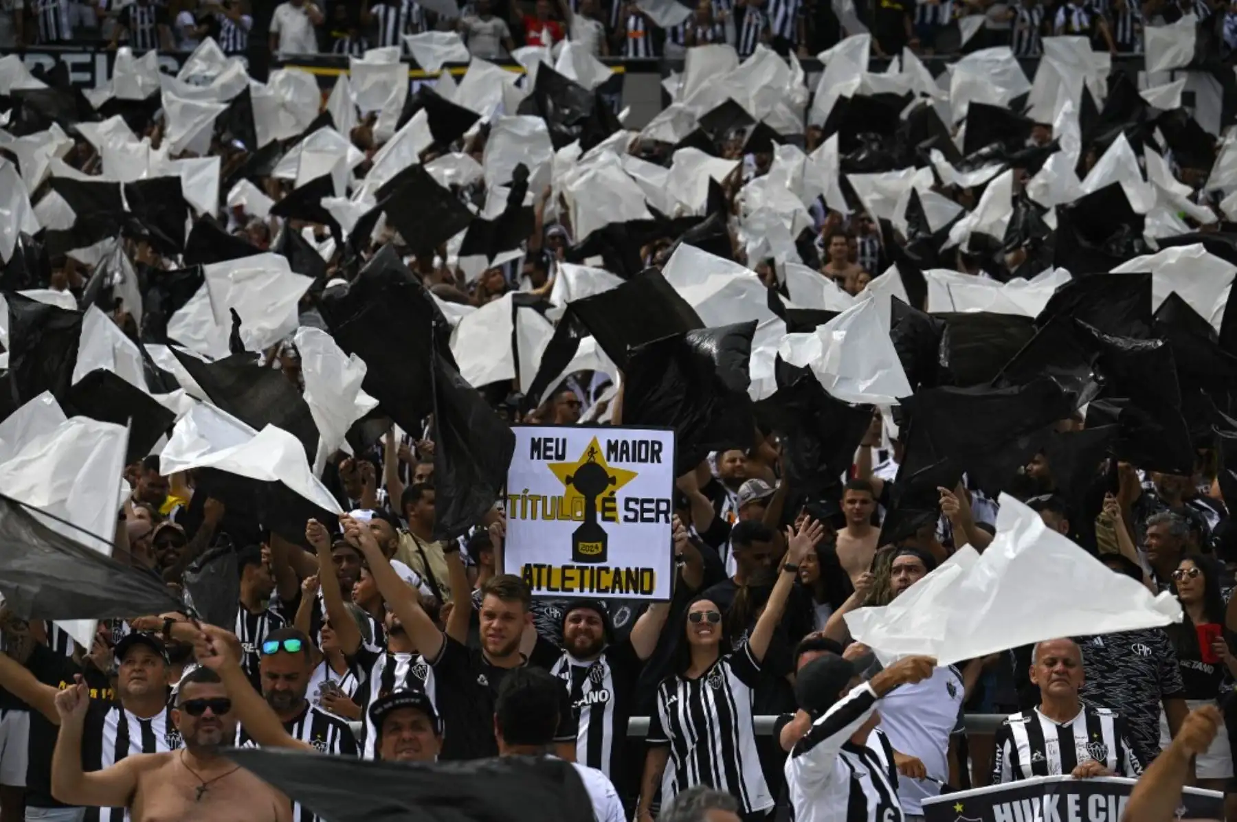 Miles de hinchas de Atlético Mineiro y Botafogo llegan a Buenos Aires para estar presentes en la final de la Copa Libertadores 2024 que se disputará en el estadio Monumental de River Plate. Foto: AFP
