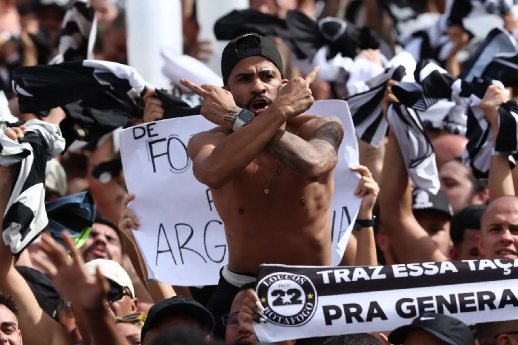 Miles de hinchas de Atlético Mineiro y Botafogo llegan a Buenos Aires para estar presentes en la final de la Copa Libertadores 2024 que se disputará en el estadio Monumental de River Plate. Foto: AFP